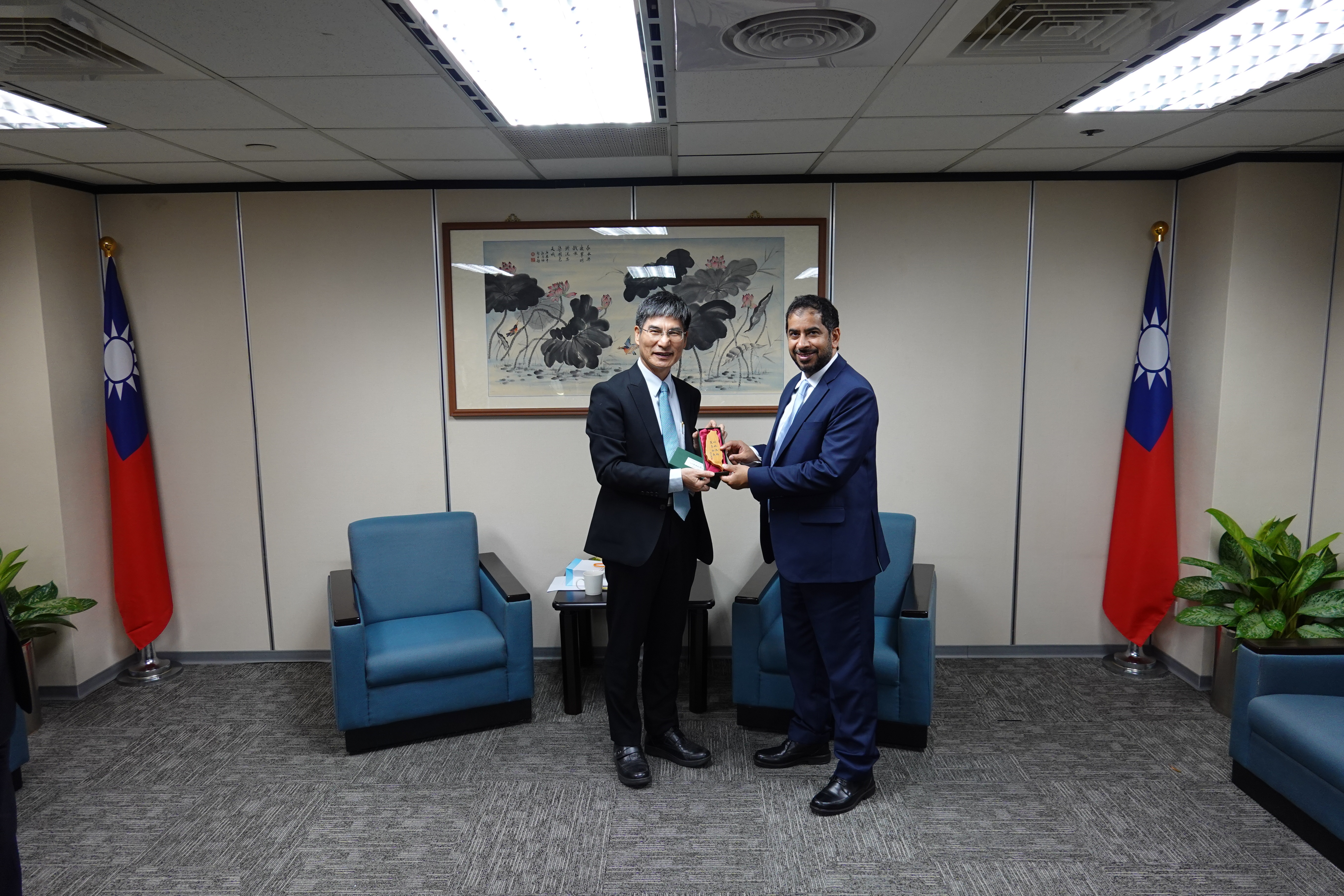 科技部陳良基部長(左)致贈雷布登學院Faisal O. Alayyan副校長(右)紀念品