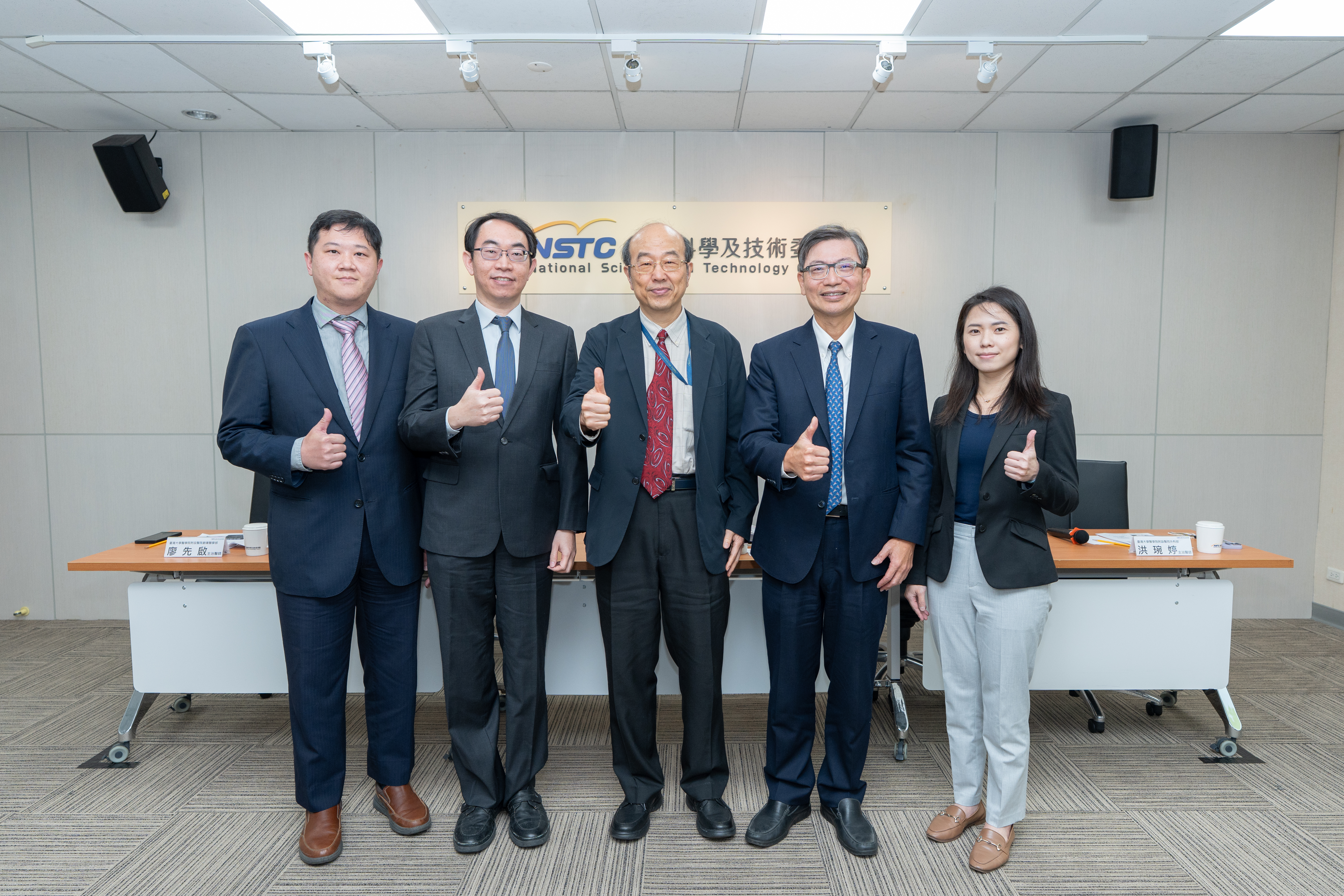 在國科會支持下,臺大醫院外科部陳晉興特聘教授暨部主任與洪琬婷主治醫師研究團隊，針對「冷凍保存捐贈主動脈」用於氣管重建所觀察到軟骨再生現象，提出實證性的生物機轉線索。  左起為 聯合醫院忠孝院區胸腔外科鄒冠全主任、 臺大醫院創傷醫學部廖先啟主治醫師、 生科處楊台鴻處長、 臺大醫院外科部陳晉興特聘教授暨部主任、 臺大醫院外科部洪琬婷主治醫師