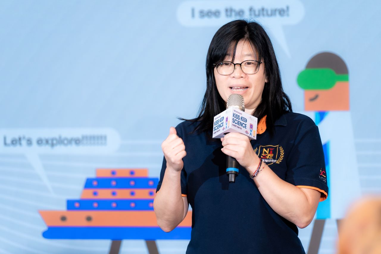 國研院生物模式中心主任秦咸靜說明，國研院生物模式中心依不同年齡層設計多元體驗活動，從親子族群到國高中生，都能透過觀察模式動物的行為與反應，感受科研工作所需的專注與精準，讓參與者更能理解生命科學研究背後的專業精神與人文關懷。