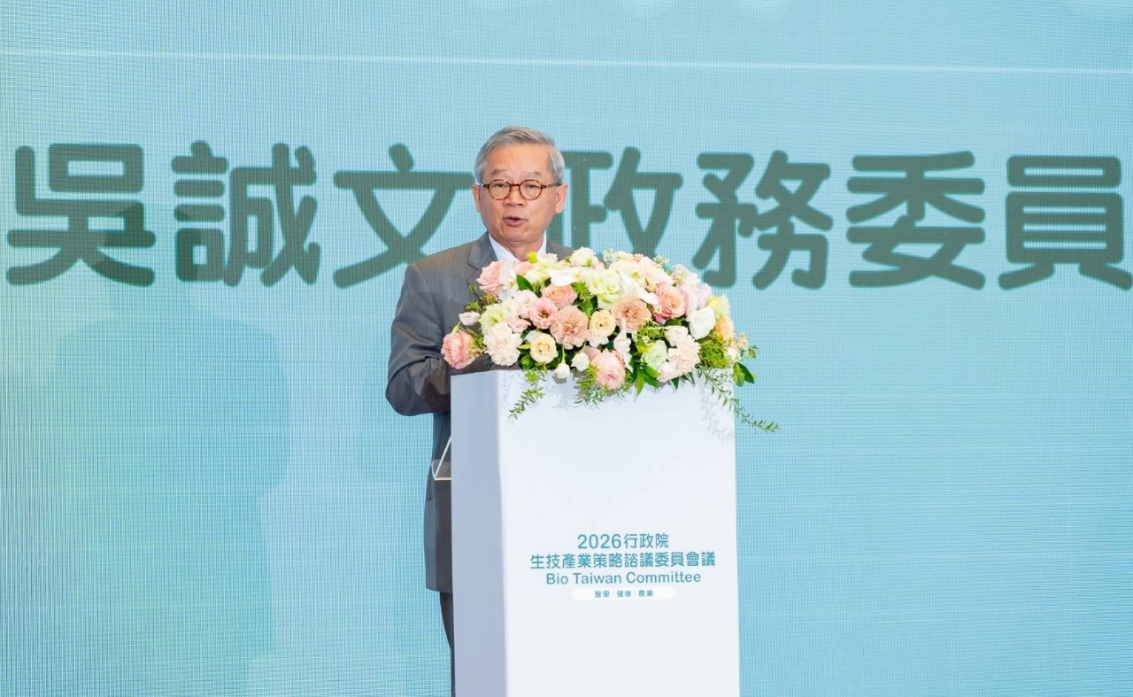 吳政委強調，臺灣半導體及AI硬體產業如同具國際競爭力的「快速直球」，未來更要發展生技醫藥等創新應用，練就另一種能揚名國際的「變化球」，串聯醫藥、健康與農業，籌組智慧生技國家隊，為臺灣產業發展開創新動能。