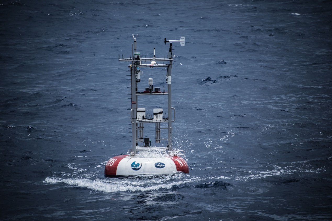 The NTU buoy and team members in 2016 (Right: Associate Professor Yiing Jang Yang).