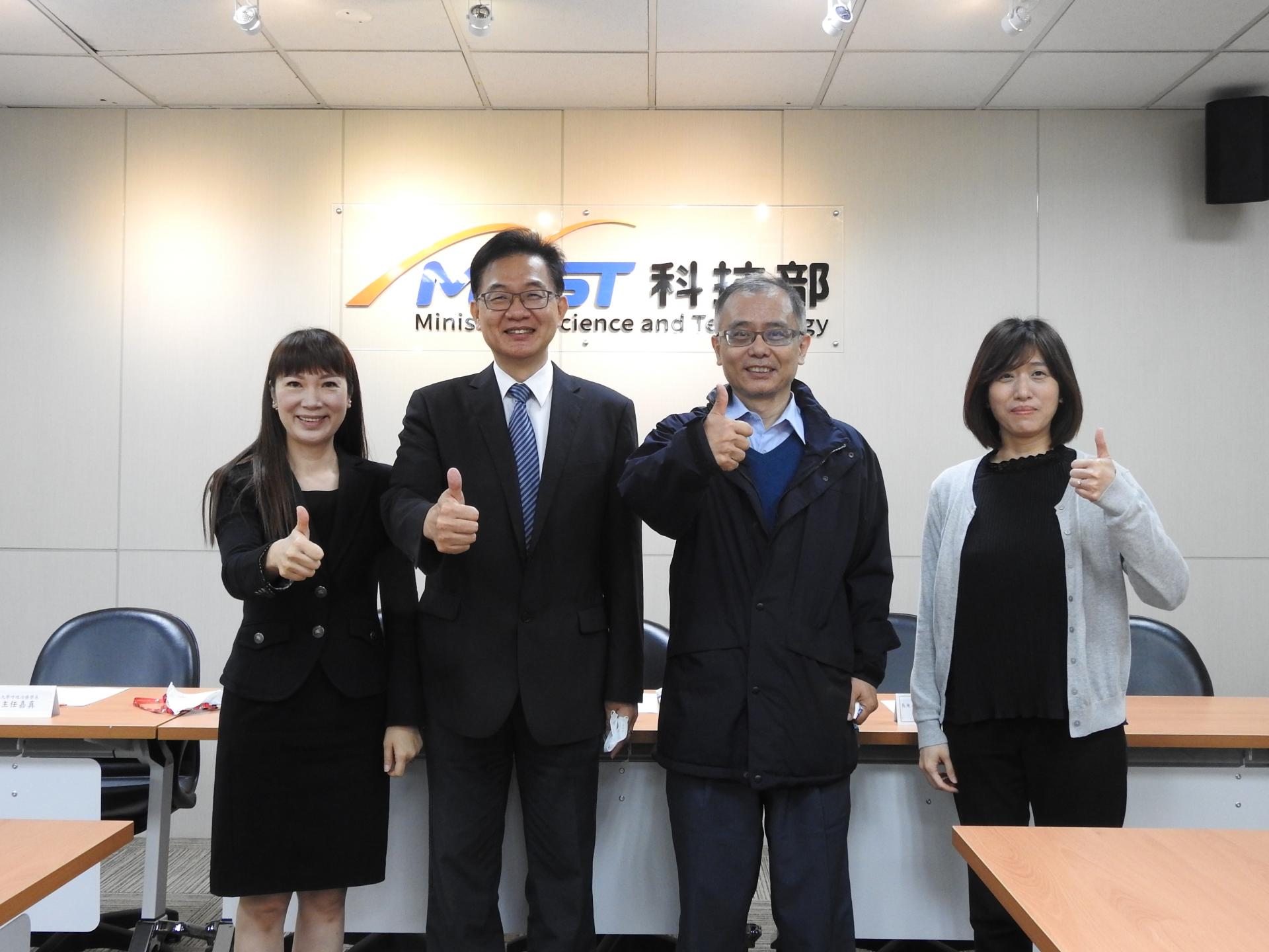 合影左起為輔仁大學呼吸治療學系陸嘉真主任、科技部生科司陳鴻震司長、長庚大學醫學生物技術暨檢驗學系賴信志教授、長庚大學醫學生物技術暨檢驗學系林稚容博士
