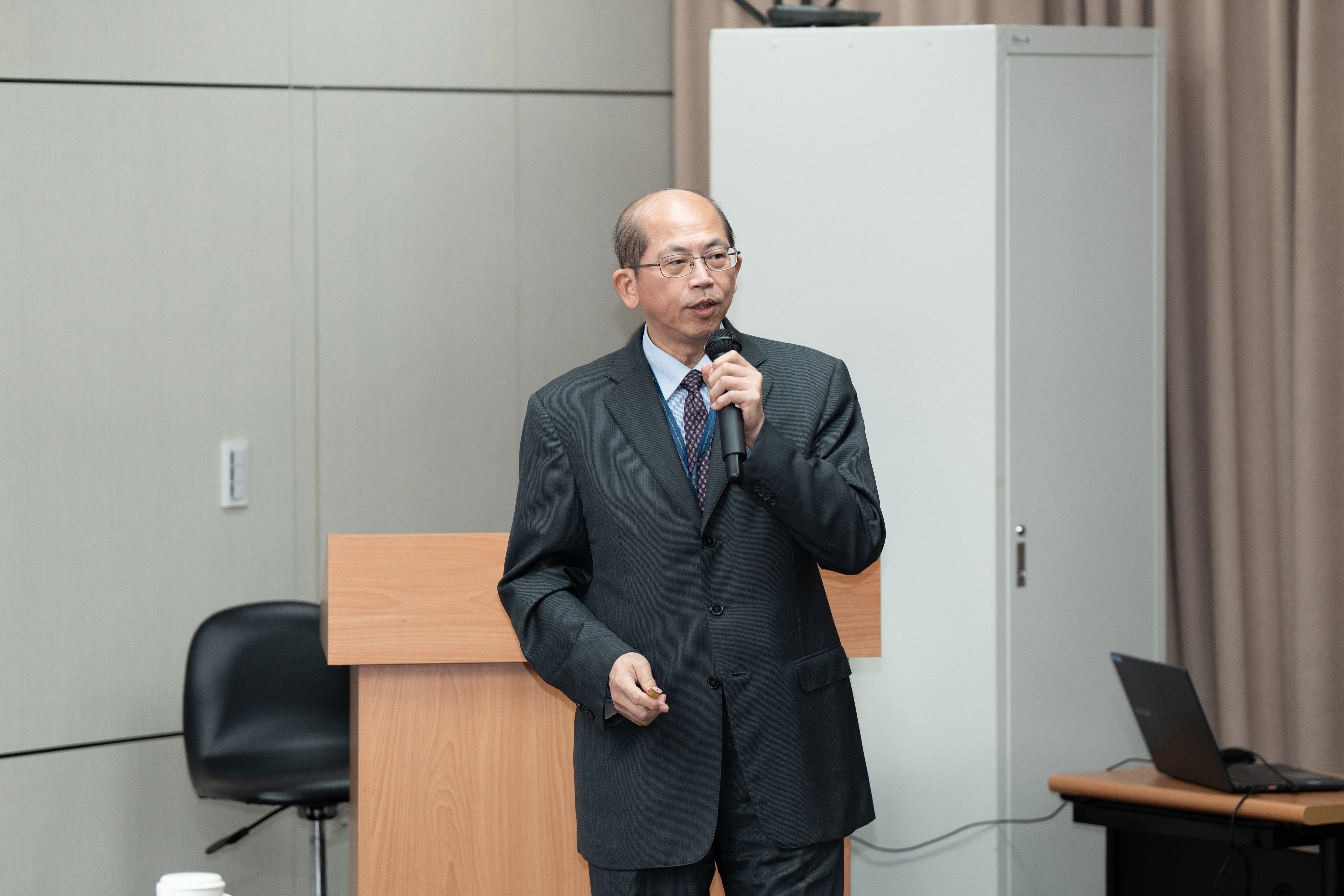 國科會科技辦張振豪執行秘書簡報說明116年度政府科技預算先期規劃。