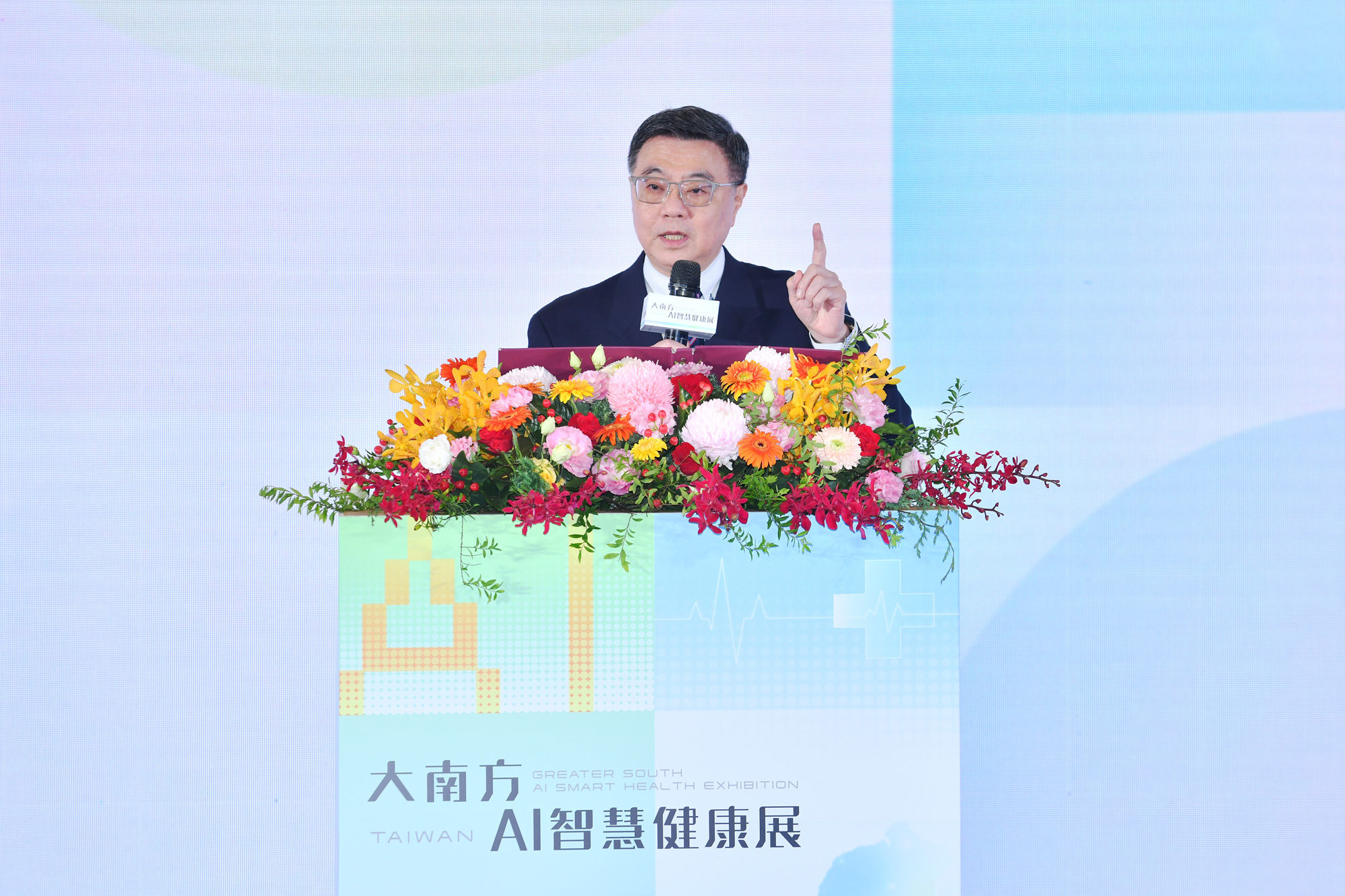 行政院長桌榮泰致詞 卓院長致詞時表示，「大南方新矽谷推動方案」結合南部半導體、資通訊、智慧醫療與數位科技能量，打造兼具產業發展、智慧應用與生活機能之智慧城市示範場域。