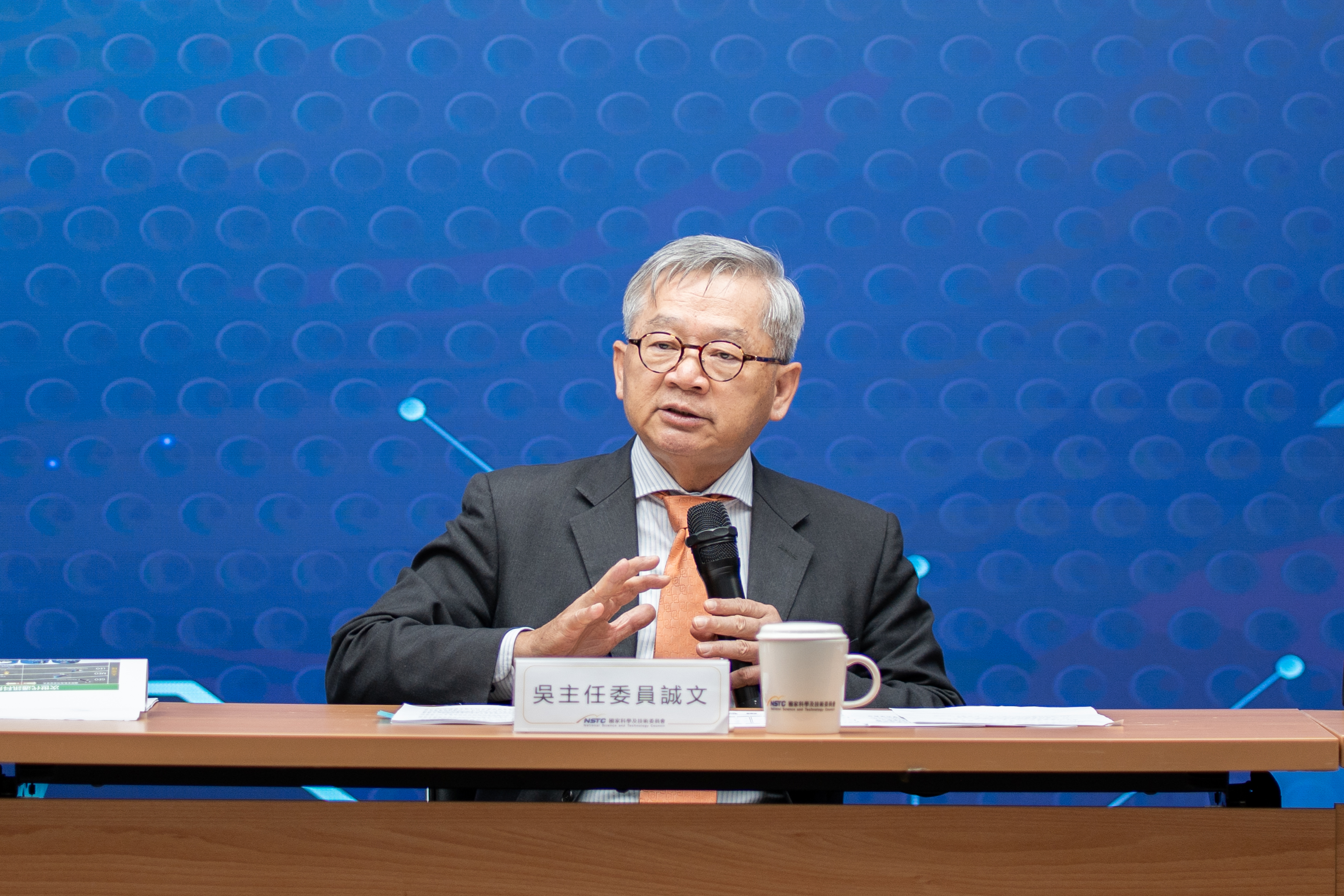 國科會吳誠文主委表示，寬頻衛星與6G海陸空通訊整合等重要技術發展，未來將在智慧城市、物聯網應用、行動通訊產業等領域，扮演關鍵角色，我國需要持續投入次世代通訊科技，以延續我國產業既有優勢，並進一步提升國際決策影響力。
