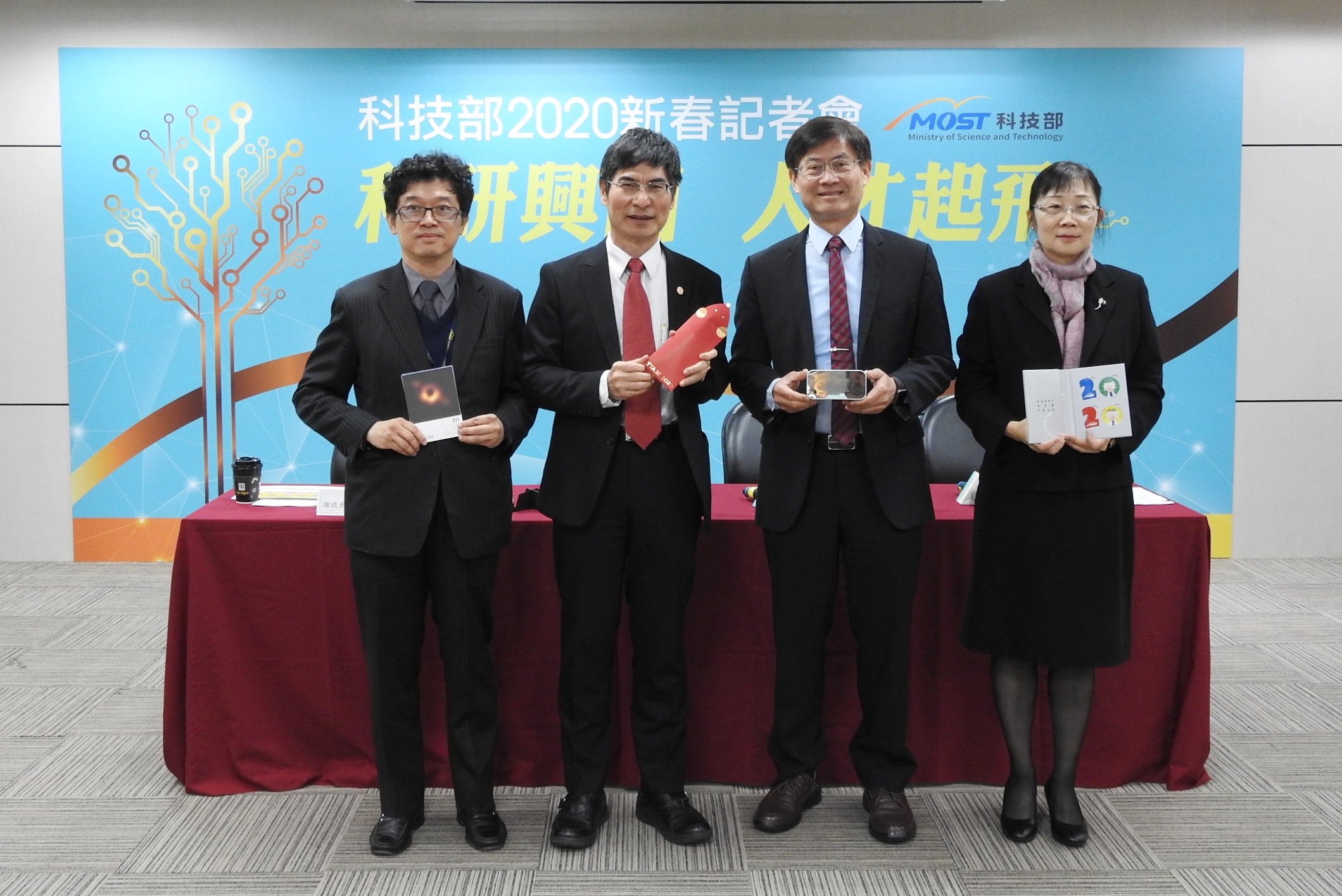 部長陳良基(左2)率政務次長謝達斌(左1)、政務次長許有進(右2)、常務次長鄒幼涵(右1)召開2020新春記者會