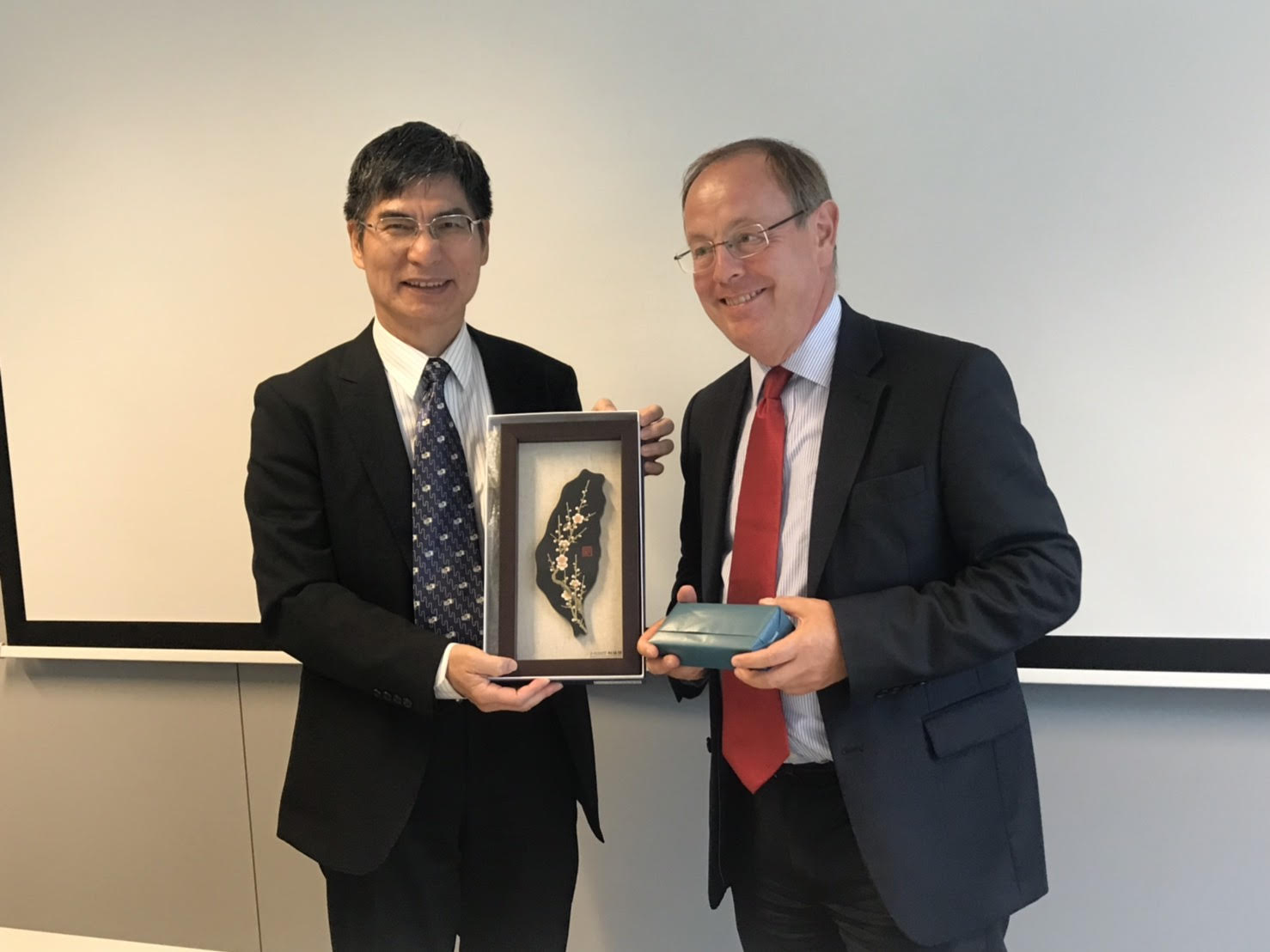 科技部陳良基部長與歐盟執委會創新暨科研總署副總Patrick CHILD署長合影