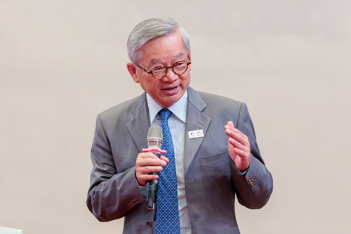 圖二：吳誠文主委回答同學提問並分享學習經驗。