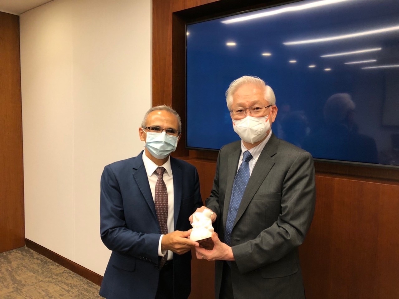 科技部吳政忠部長與美國國家癌症研究所（NCI）癌症臨床蛋白體學研究辦公室主任Henry Rodriguez博士合影
