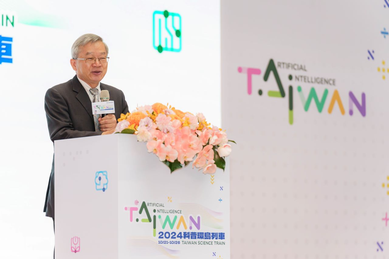 吳主委表示，自2016年以來，已連續9年舉辦科普環島列車活動，持續推動科學教育。今年活動規模擴大，火車將在6天內行經17個縣市、32個站點，提供超過300項科學實驗，讓全臺學童能從小接觸科學。