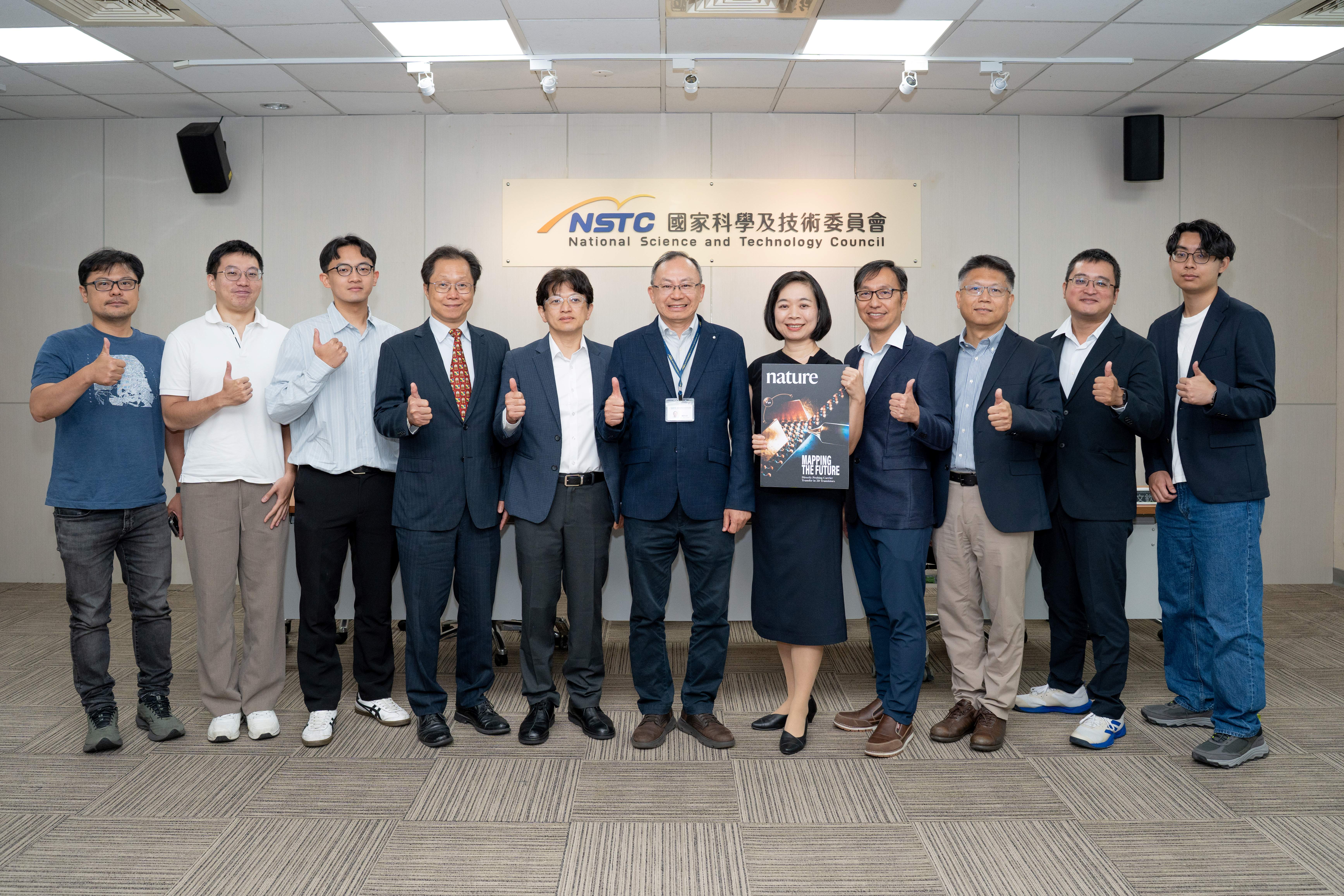 在國科會支持下，臺大物理學系教授邱雅萍研究團隊首創「臨場剖面掃描顯微半導體檢測技術」，首次在先進二維半導體電晶體元件實際運作狀態下，以原子級空間解析度直接量測金屬/半導體接觸邊緣的電子轉移長度，為評估電晶體微縮潛力提供重要檢測突破。  左4起為 國立臺灣大學研發長吳忠幟教授、 新加坡國立大學李連忠教授、 國科會自然處賴明治處長、 國立臺灣大學物理學系邱雅萍教授、 國立臺灣師範大學物理學系藍彥文教授、 國立臺灣師範大學物理學系林文欽教授