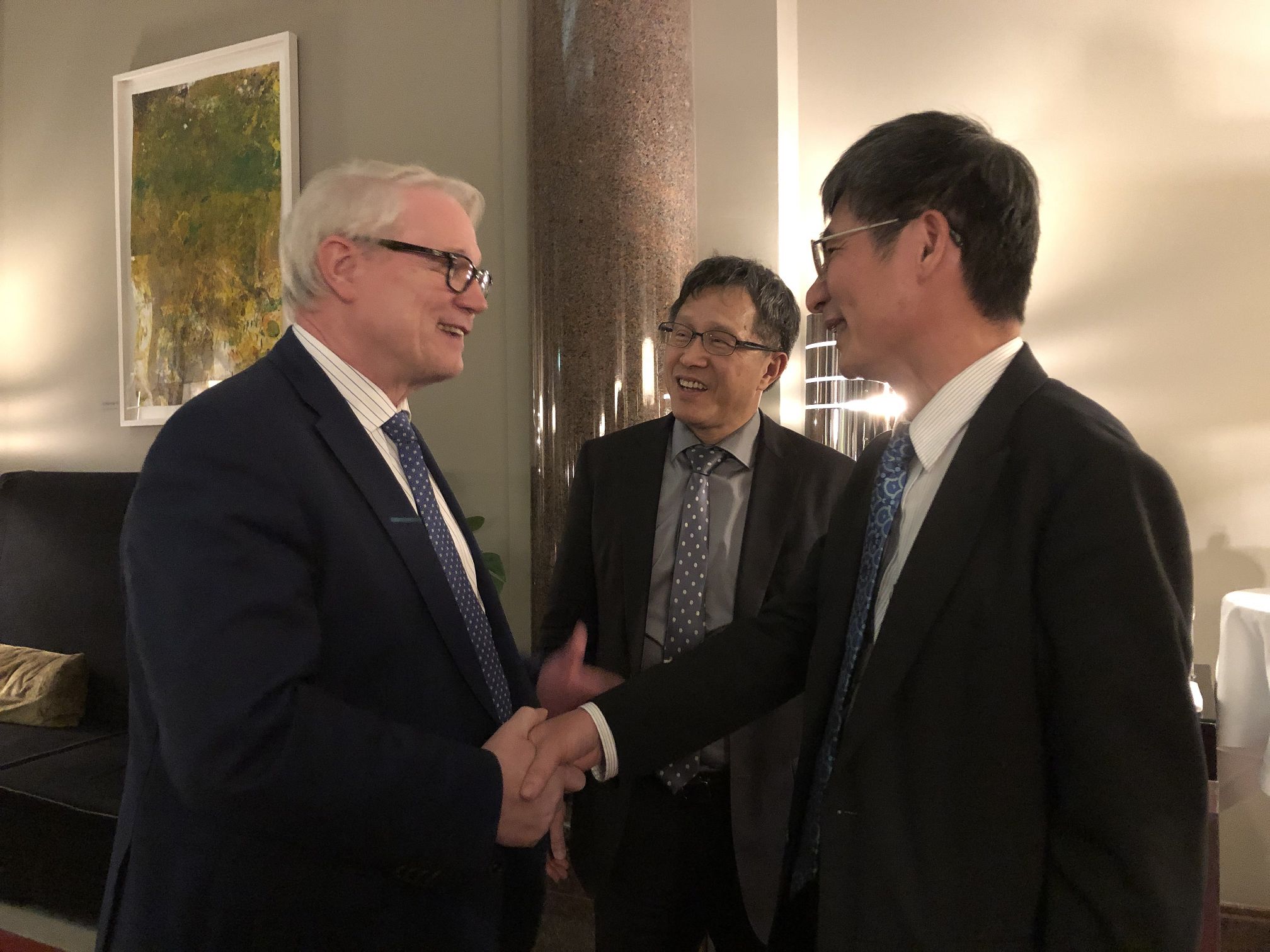 科技部陳良基部長與德國國會議員Karsten Moering先生握手致意