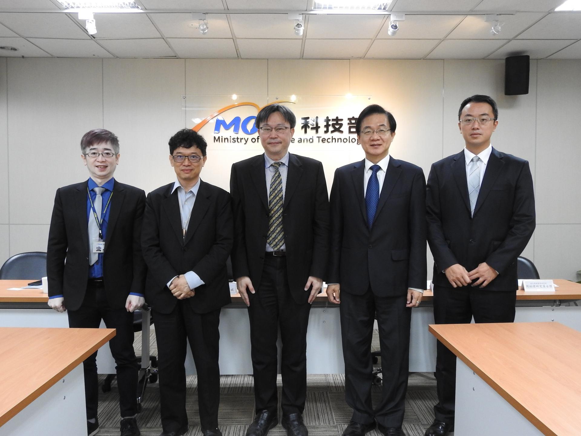合影左起為科技部自然司羅夢凡司長、科技部謝達斌政務次長、臺北榮總醫學研究部邱士華醫師、科技部生科司陳鴻震司長、臺北榮總醫學研究部周士傑助理研究員