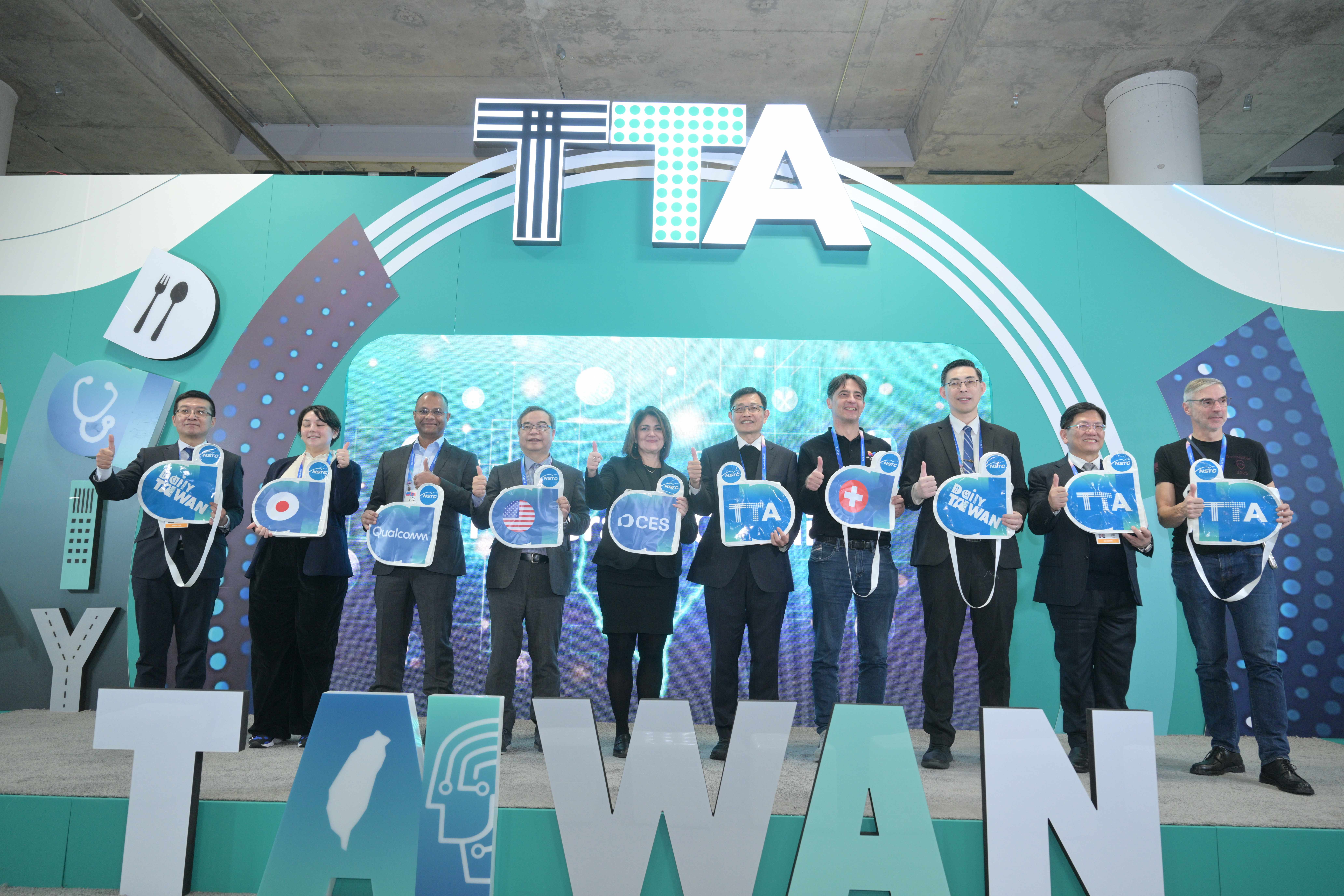 TTA館舉行開幕儀式，全球新創生態系貴賓齊聚一堂共表支持。 左起：竹科管理局盧宥宇專委、日本貿易振興機構Mio Kawada副總裁、高通Sudeepto Roy副總裁、駐舊金山科技組顏宏偉組長、CTA Janenne Remondino資深總監、國科會林德生處長、國際加速器Mosaic共同創辦人Volker Heistermann、經濟部技術司鄭桂忠諮詢委員、工研院產服中心陳立偉執行長、Ingenev Mobility 執行長Volker Kaese