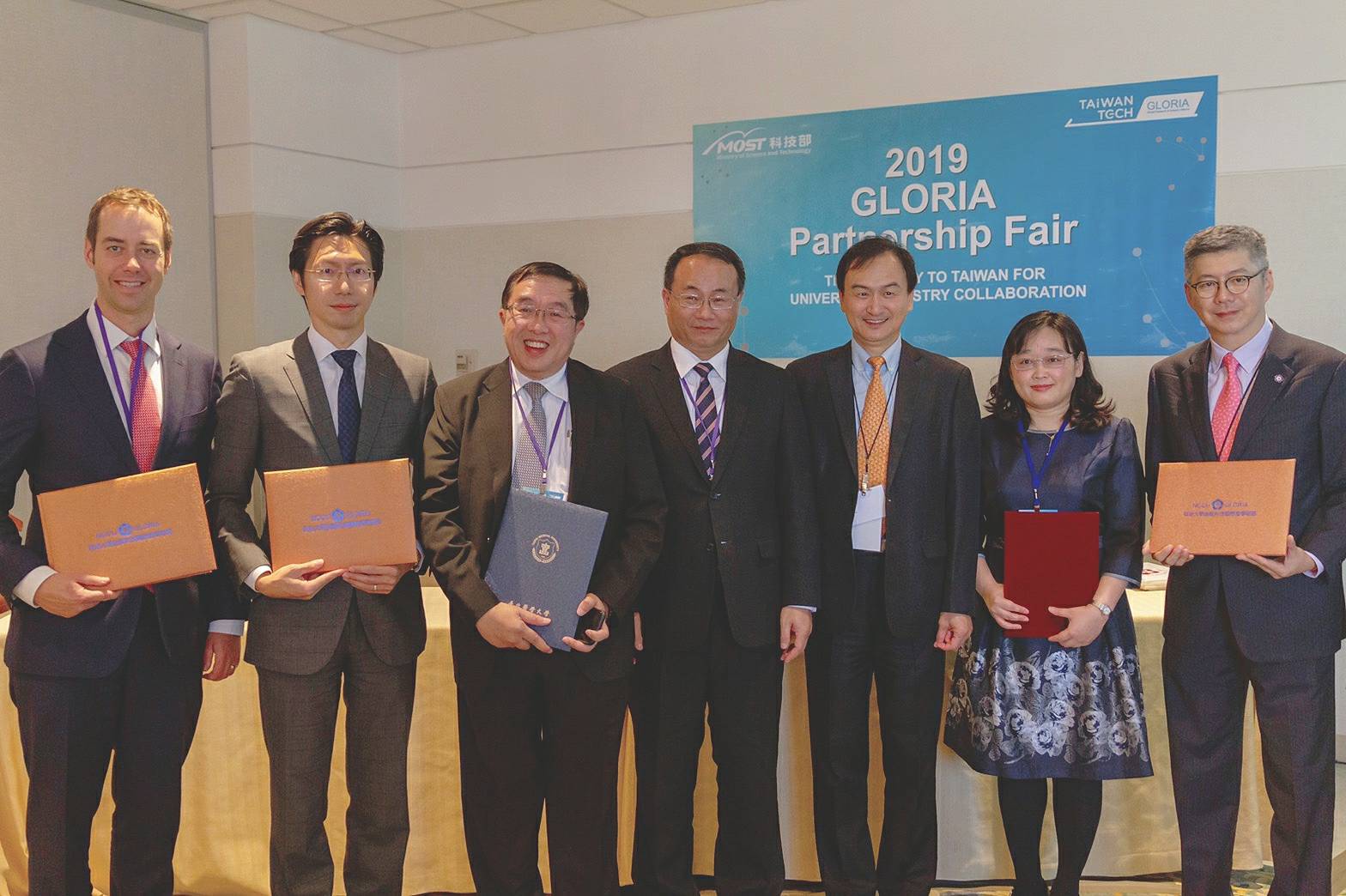 GLORIA and global companies signed four contracts of university-industry innovative cooperation on US east coast (from left: Cambridge Blockchain CEO Mattew Commons, Gamma Paradigm Capital CEO Dr. Peter C.-L. Lin, NCCU GLORIA Deputy CEO Dr. Dean Ting, Kang Healthcare Co-founder Mr. Felix Oen, Former Deputy Minister of MOST Fong-Chin Su, EGI Capital co-founder Dr. Huang, and NCCU GLORIA CEO Dr. Mark Wang)