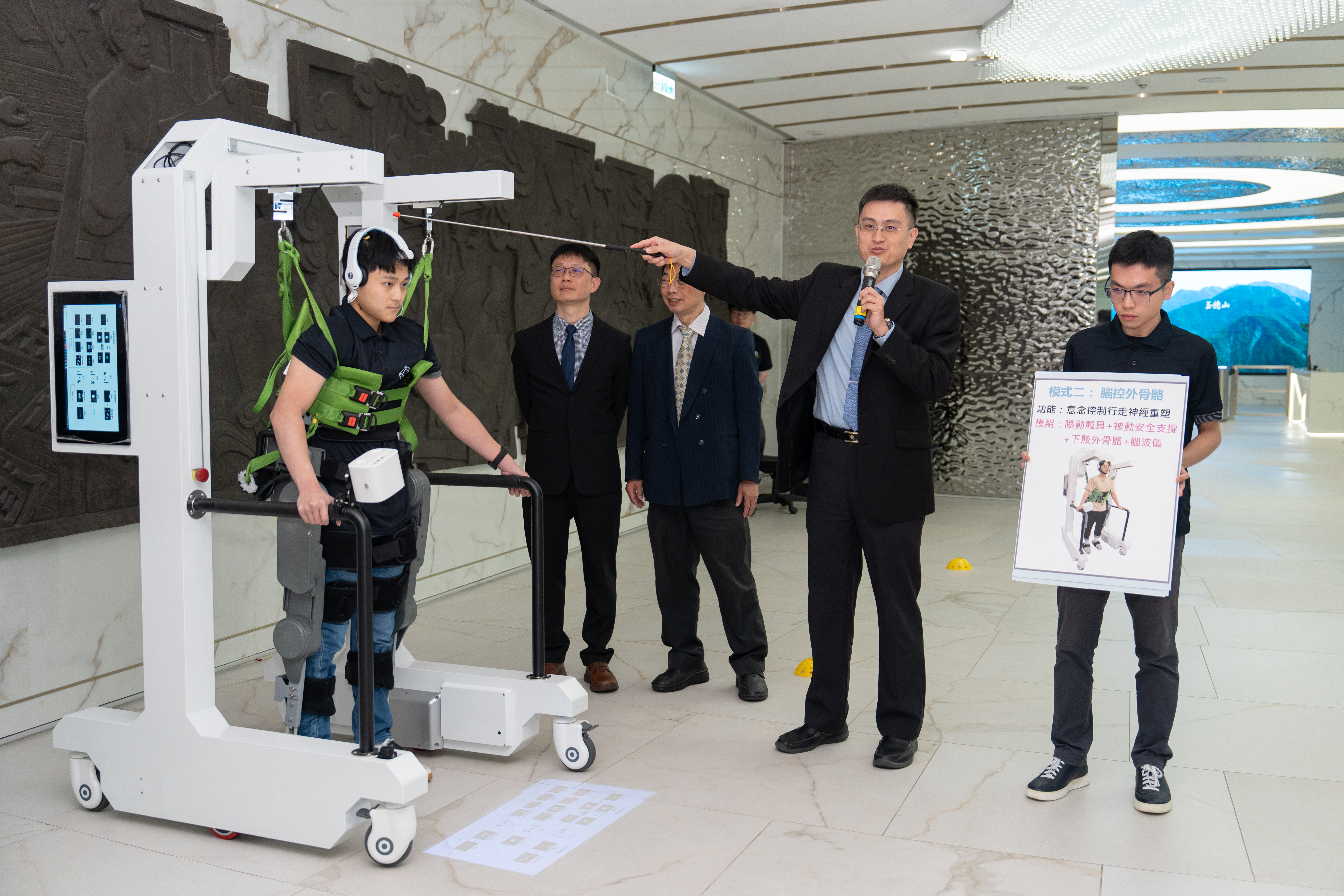 「AI隨動步行復健機器人(HopeStride)」功能展示。