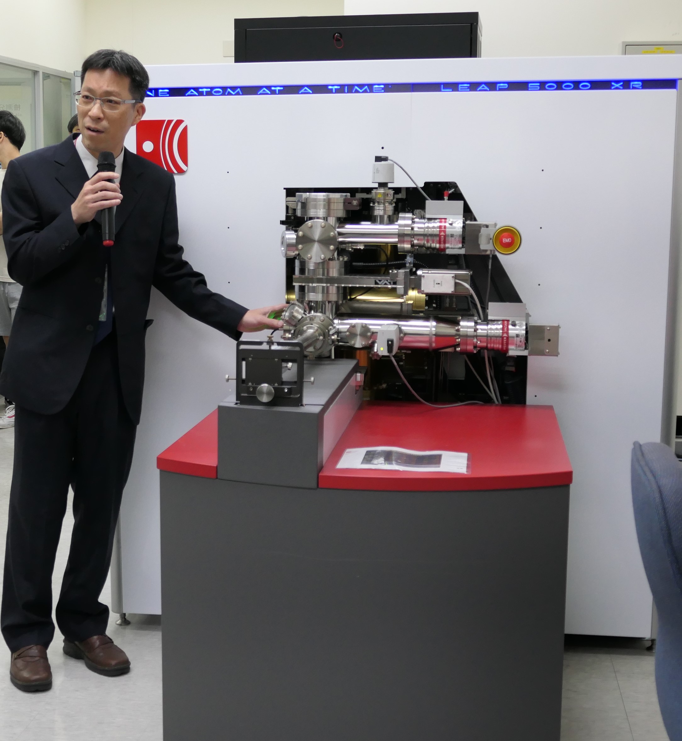 台灣半導體研究中心林昆霖研究員介紹原子尖針斷層影像儀