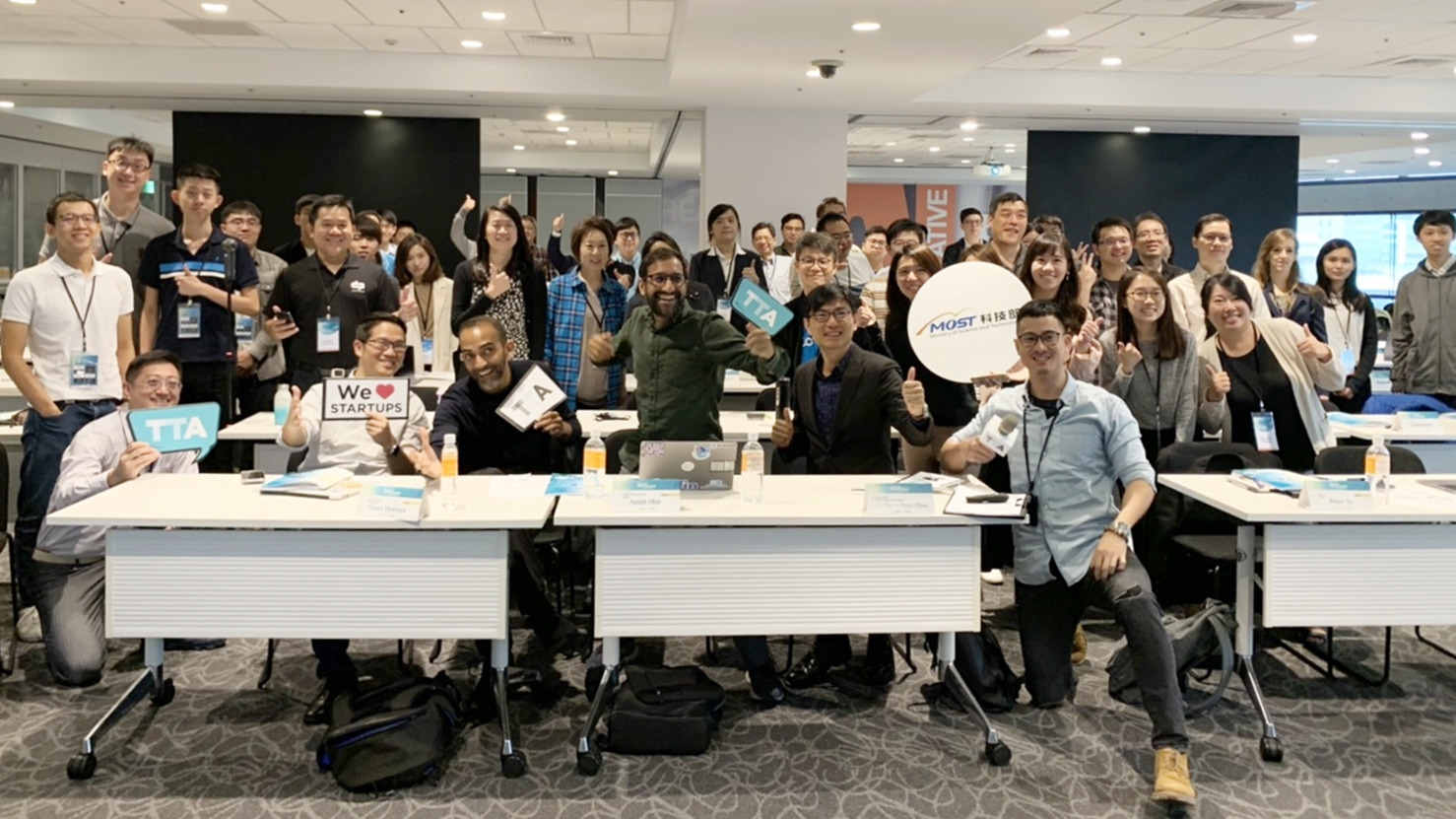 科技部產學司司長邱求慧(中)，與會業師Peter Yu(前左二)、Amrit Dhir(前左三)、Sheel Mohnot(前左四)、Rey Lo(前右一)及全體學員合影