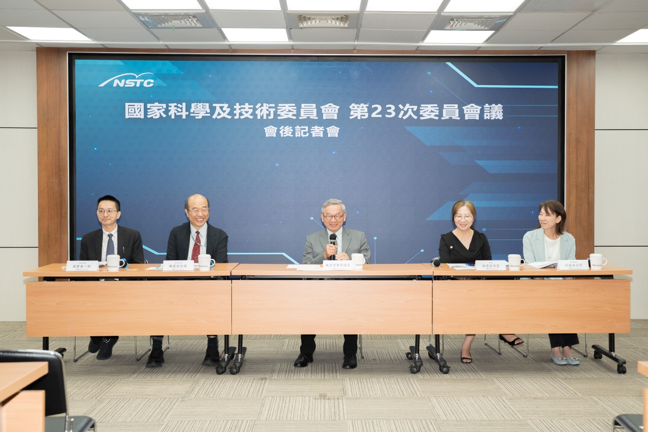 由左自右依序為衛福部疾管署羅一鈞署長、國科會生科處楊台鴻處長、國科會吳誠文主委、國發會人力處謝佳宜處長及國科會前瞻處何紀芳處長。