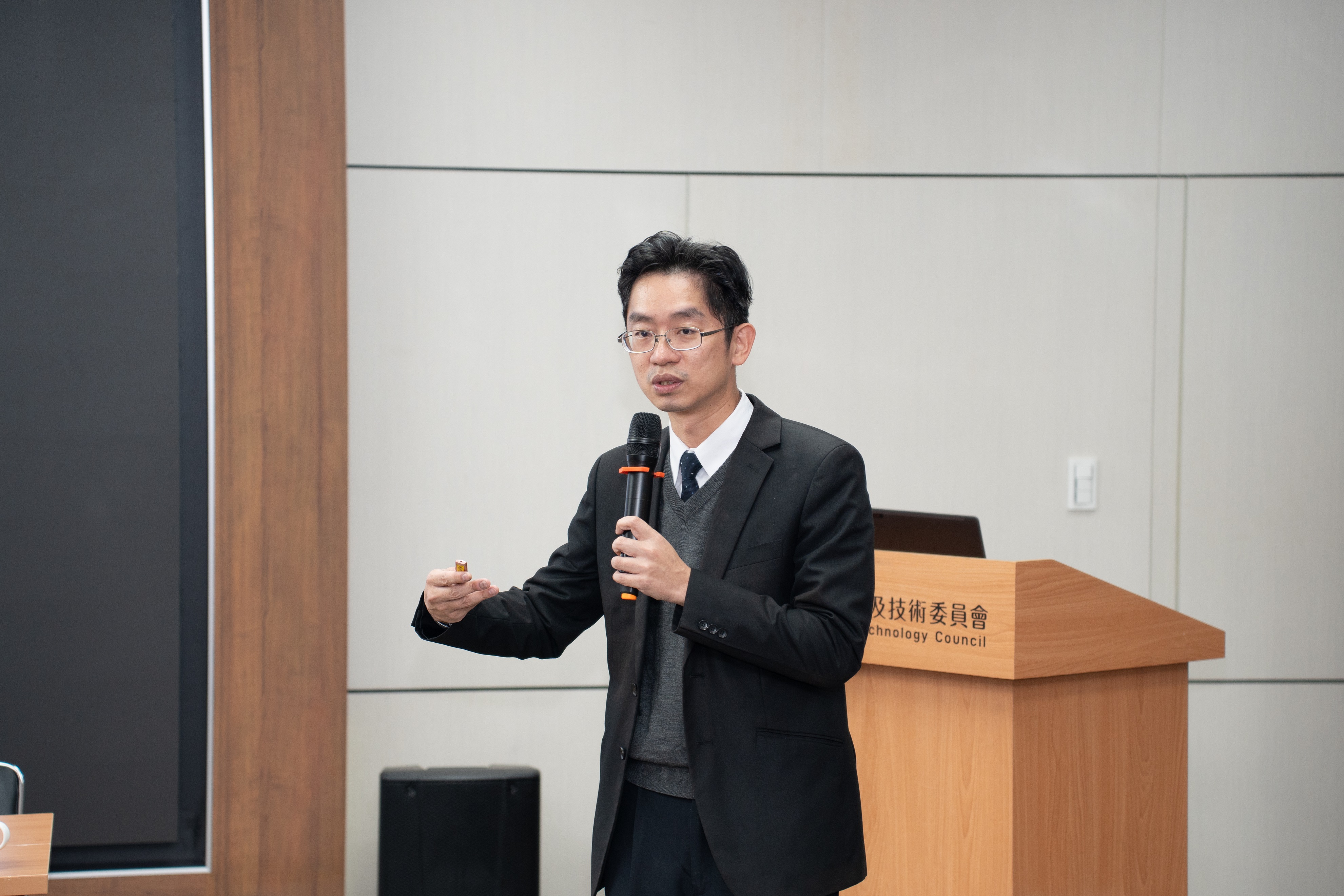 經濟部產業發展署張能凱組長指出，無人機產業發展兼具國防自主與產業創新雙重戰略意涵，統籌型計畫聚焦「擴大國內外需求引導產業發展」、「技術開發與國際鏈結」、「形成產業聚落暨生態系」及「完善無人載具相關管理規則」四大策略，協助業者取得國際認證並拓展全球市場。