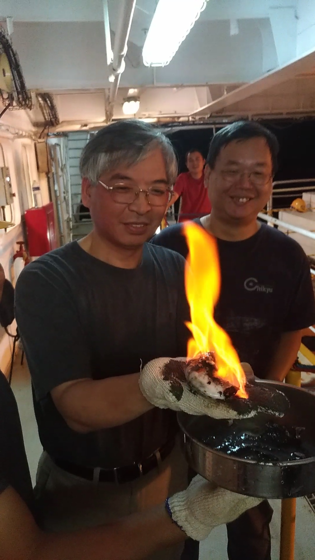 台灣西南海域首度發現「可燃冰」!