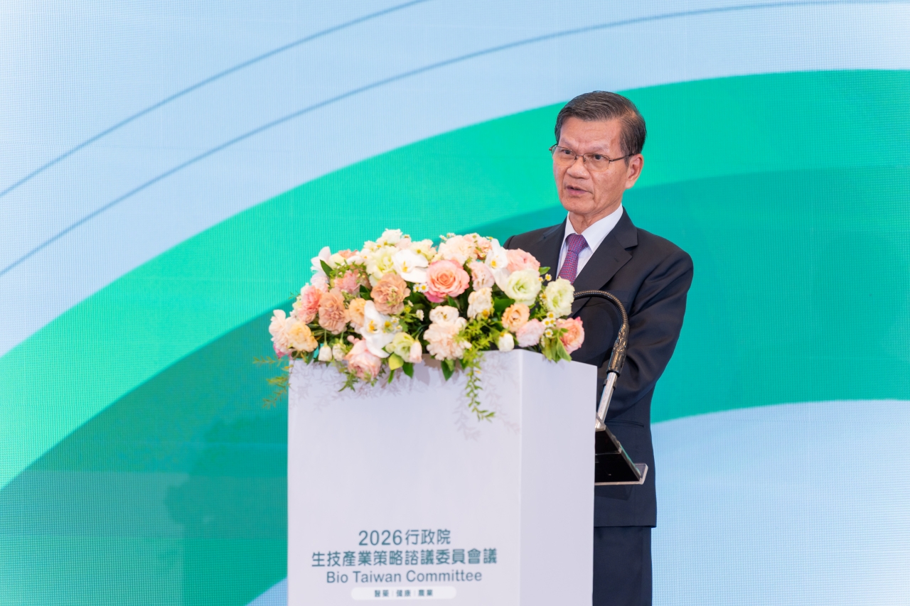 BTC委員翁啟惠委員簡報總體報告與建議，從科技應用、法規制度和產業永續等三方面提出精闢觀察、部會推動重點與未來建議。如臺灣未來應進一步輸出產業平台、技術標準、系統整合方案、例如AI醫療平台、精準健康平台，而非僅出售單一產品，以利臺灣繼續穩健前行。