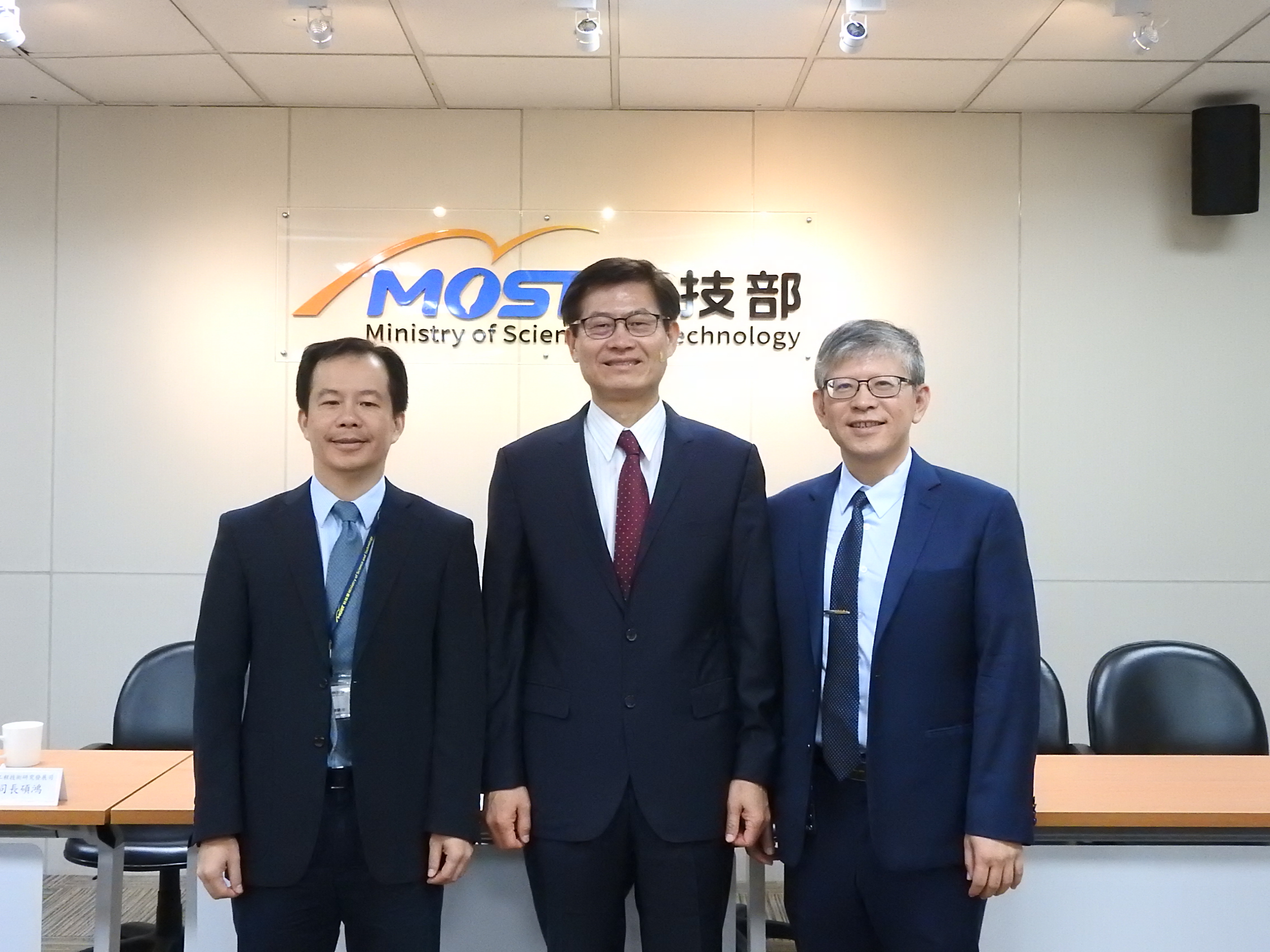 照片左起為科技部工程司徐碩鴻司長、科技部許有進次長、交通大學郭峻因教授