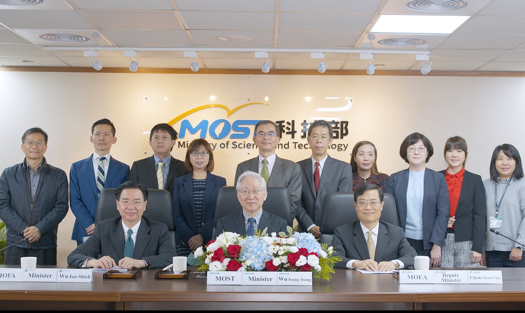 照片-科技部部長吳政忠(前排中)、外交部部長吳釗燮(前排左)、經濟部次長陳正祺(前排右)12月15日以視訊會議方式見證臺美簽定「科學及技術合作協定」