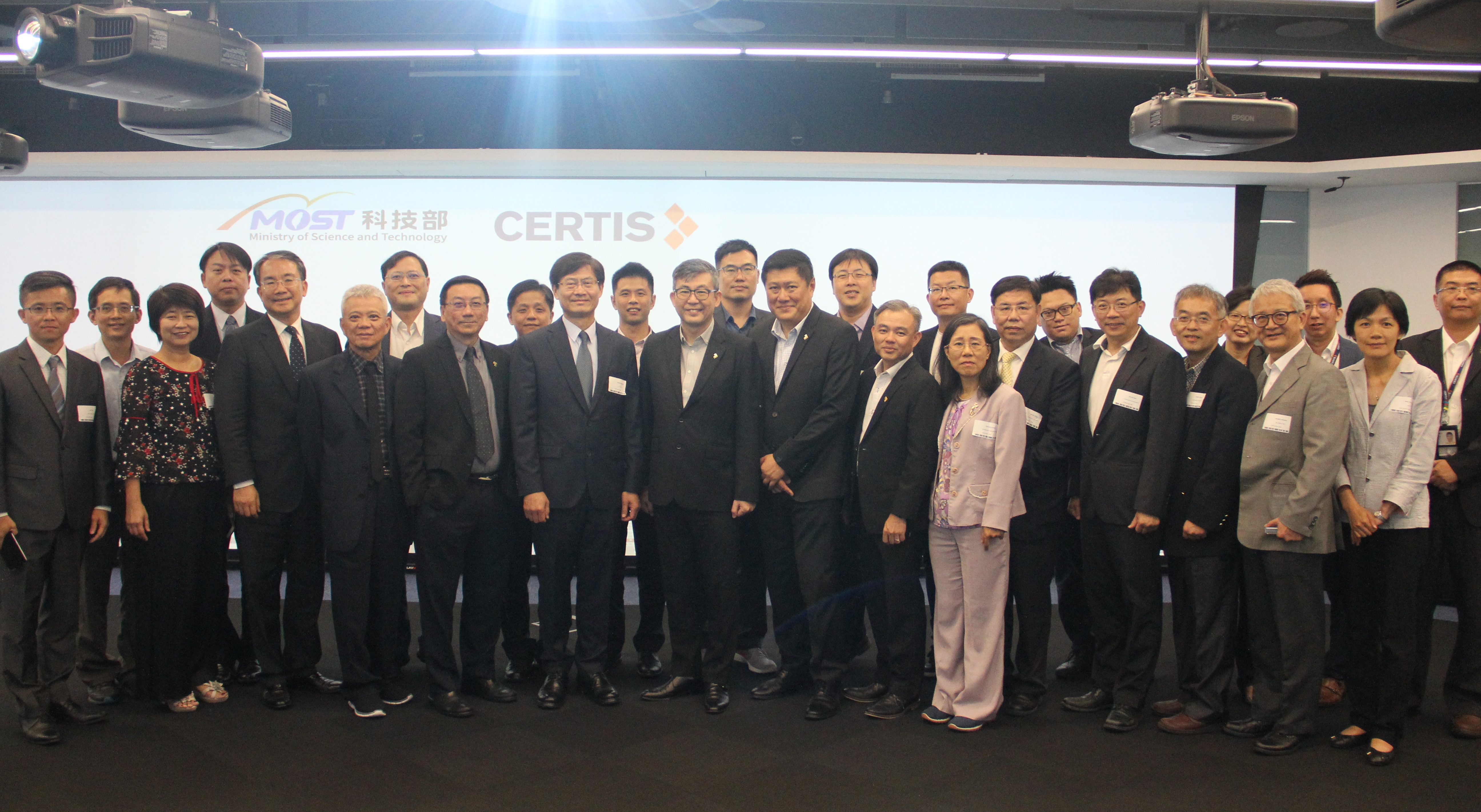 科技部次長許有進率台灣AI創新研究中心學者參訪Certis Centre for Applied Intelligence