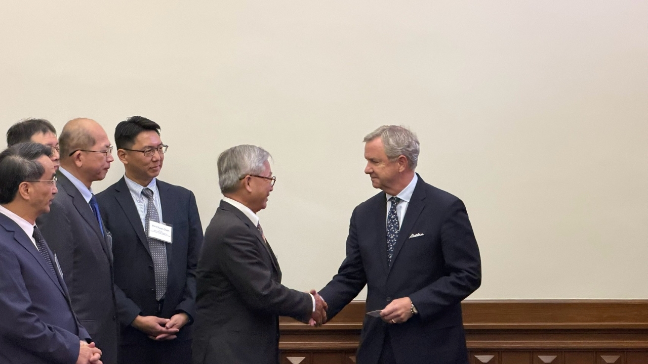 圖二：8月11日德州州務卿Robert Howden向本會吳主委致意