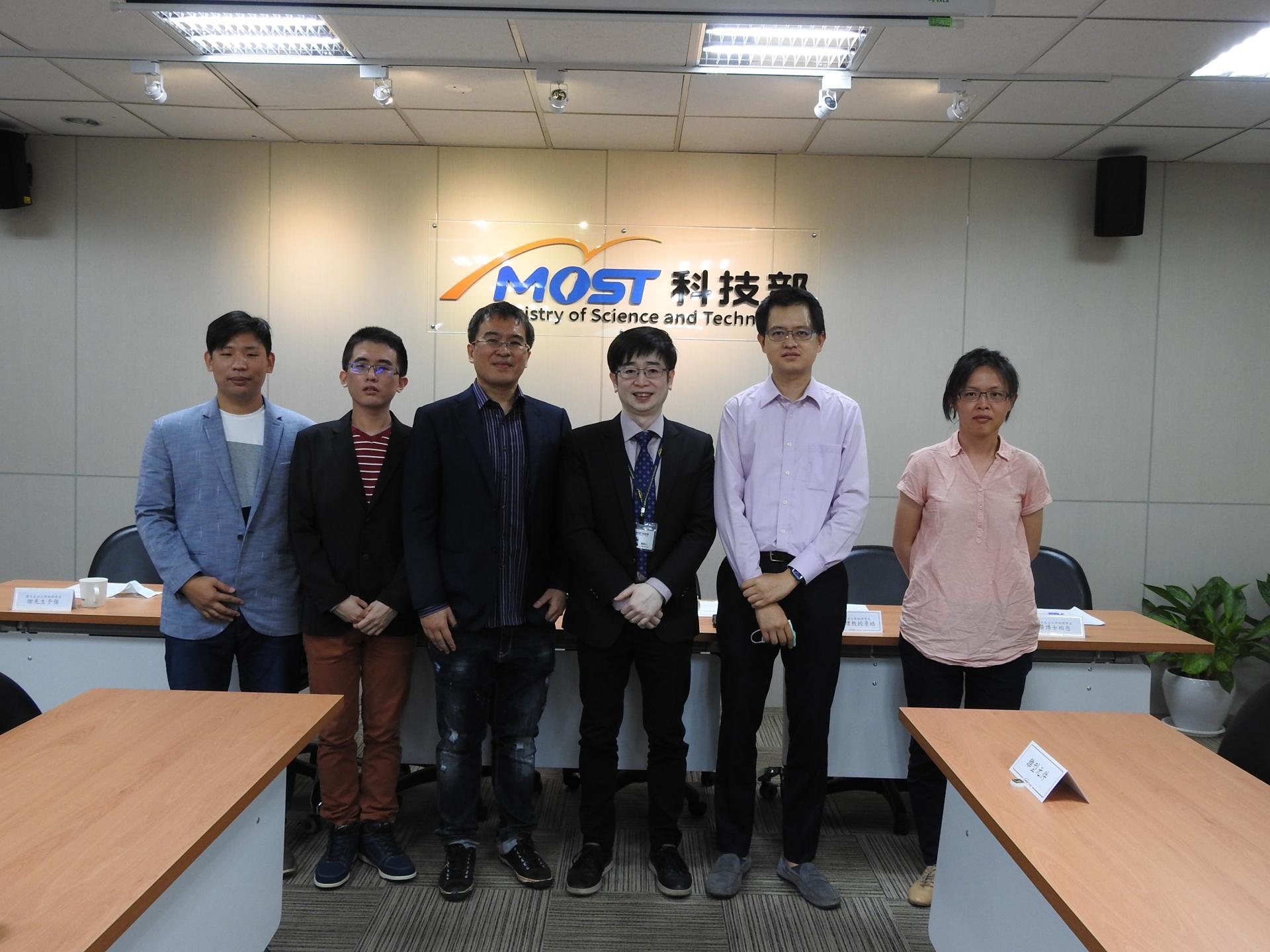 合影左起為國立成功大學物理學系謝予強同學、國立陽明交通大學電子物理系羅舜聰助理教授、國立成功大學物理學系陳則銘教授、科技部自然司羅夢凡司長、國立成功大學物理學系張景皓助理教授、國立成功大學物理學系黃柏慈博士