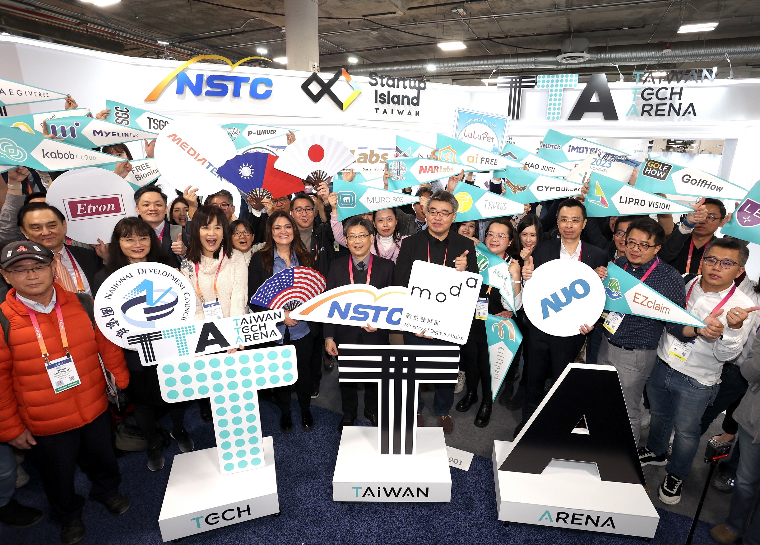 國科會副主委陳宗權與科技新創團隊於CES 2023 TTA台灣館開幕合照