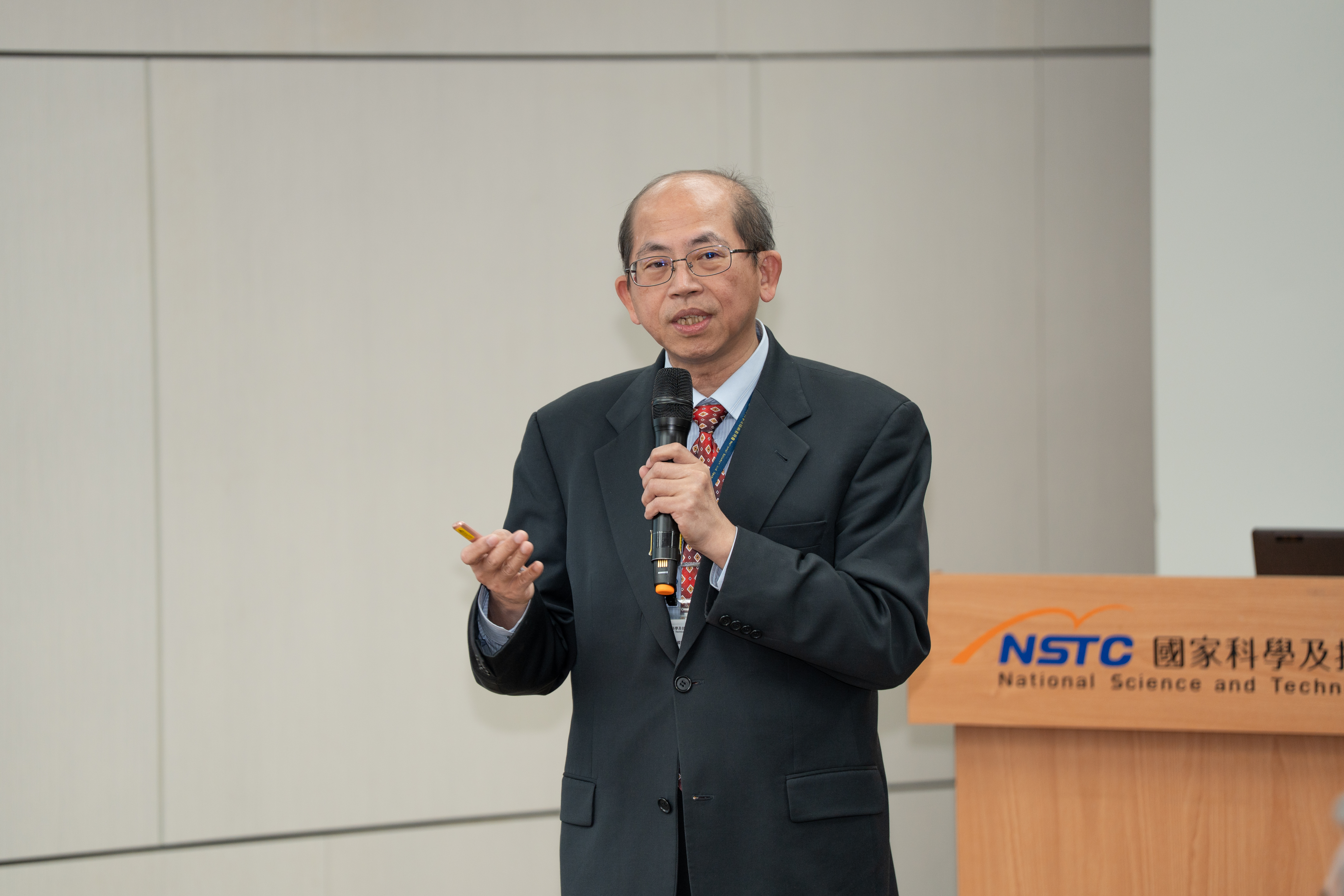 國科會科技辦張振豪執行秘書簡報2026年行政院科技顧問會議總體建議處理原則，以「人工智慧」驅動下世代科學技術、中小企業及主權之發展，並推動服務大眾福祉的應用。