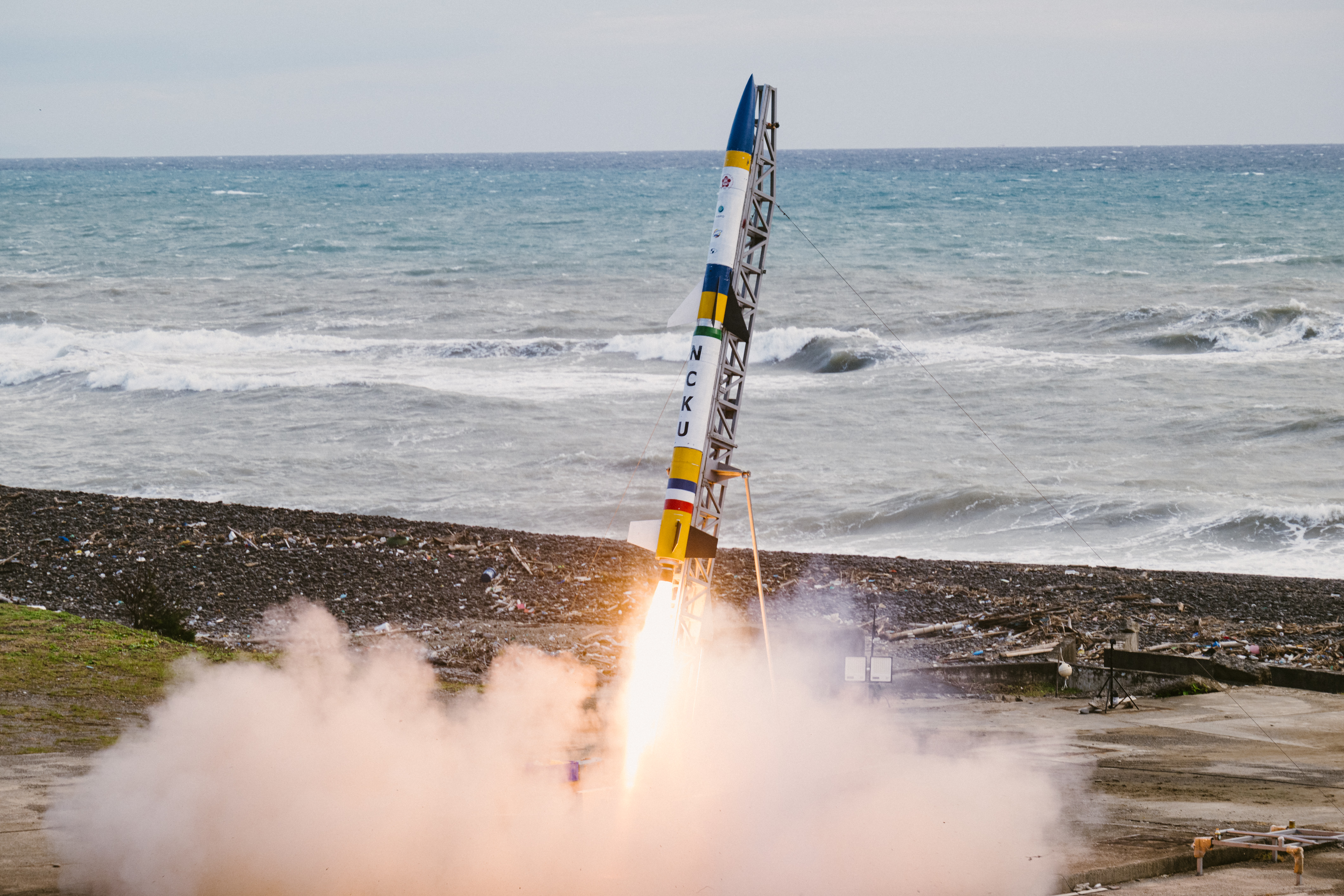 成功大學兩節式混合火箭 於旭海科研火箭發射場成功發射