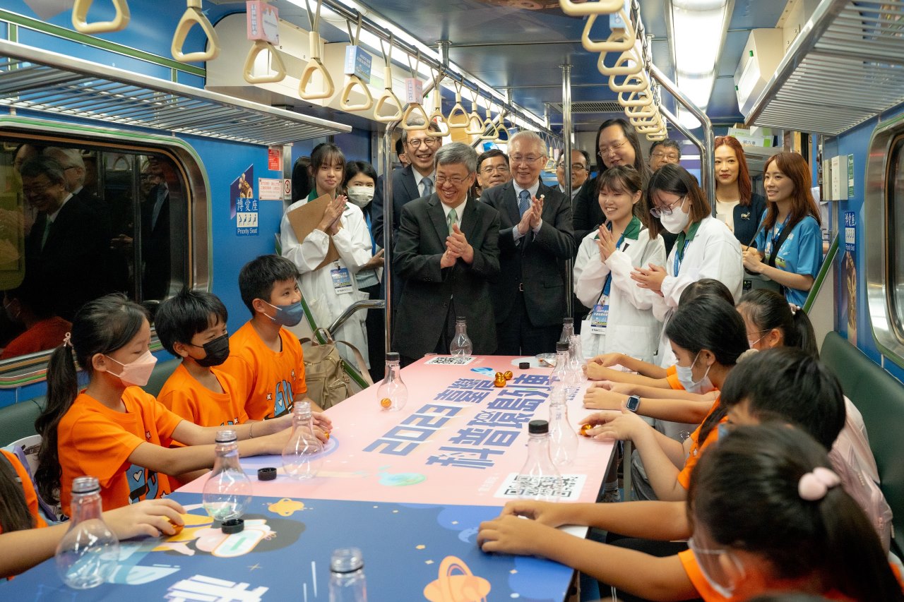 行政院陳建仁院長、國科會吳政忠主委、數位部唐鳳部長與各部會首長至太空科技車廂，深入了解學生們在列車上獲得的科學知識