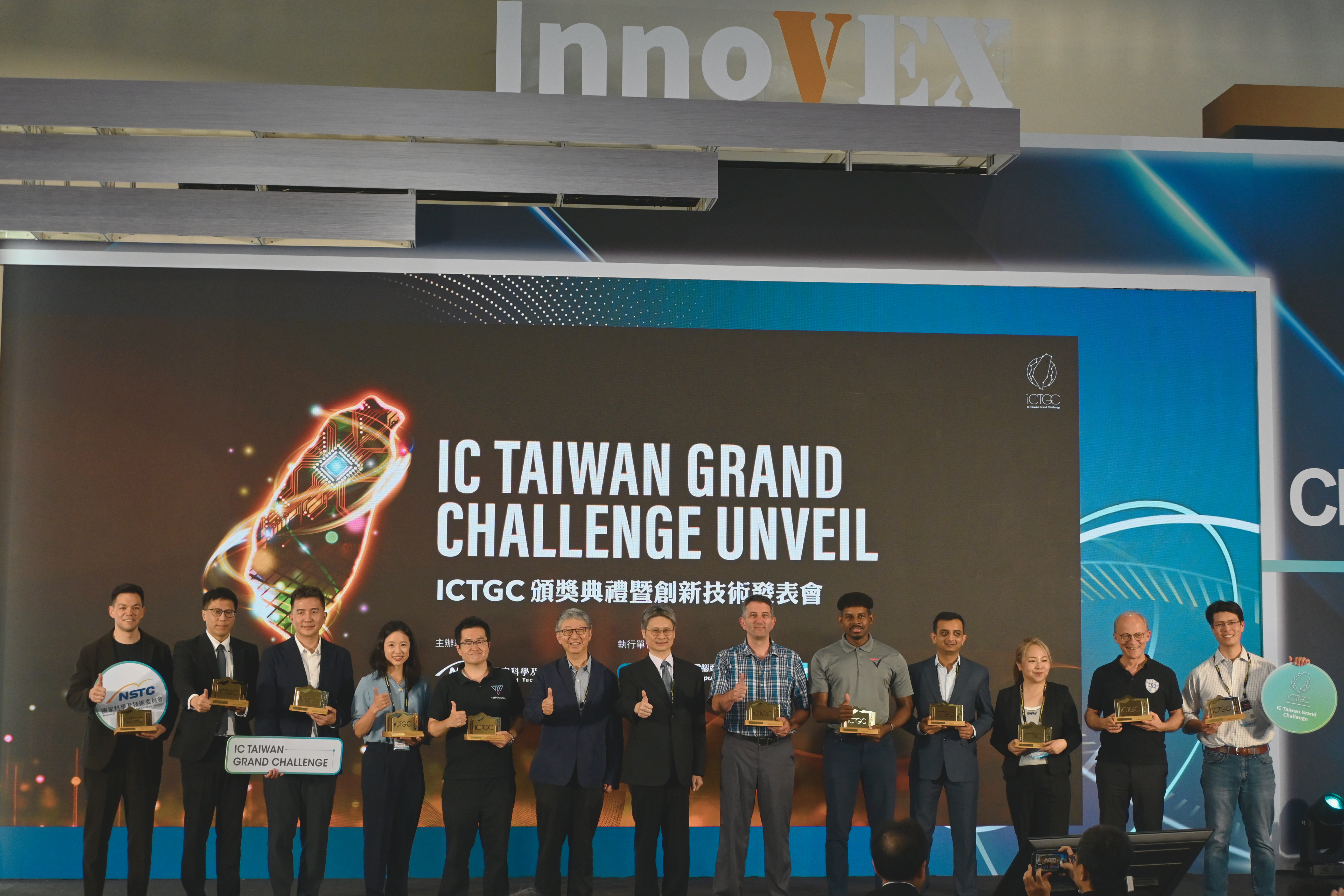 國科會副主委蘇振綱與11隊IC Taiwan Grand Challenge獲獎團隊合照。 左起：STR8 Industries、ROCKCORE TECHNOLOGY CO. LTD、Aniah、Leafy Lab Inc.、TopoLogic Inc.、ICTGC評審委員會總召楊光磊、國科會副主委蘇振綱、Oculi、ThermoVerse Inc.、Linque、Caesarea Labs、Infiniflux、Vellex Computing