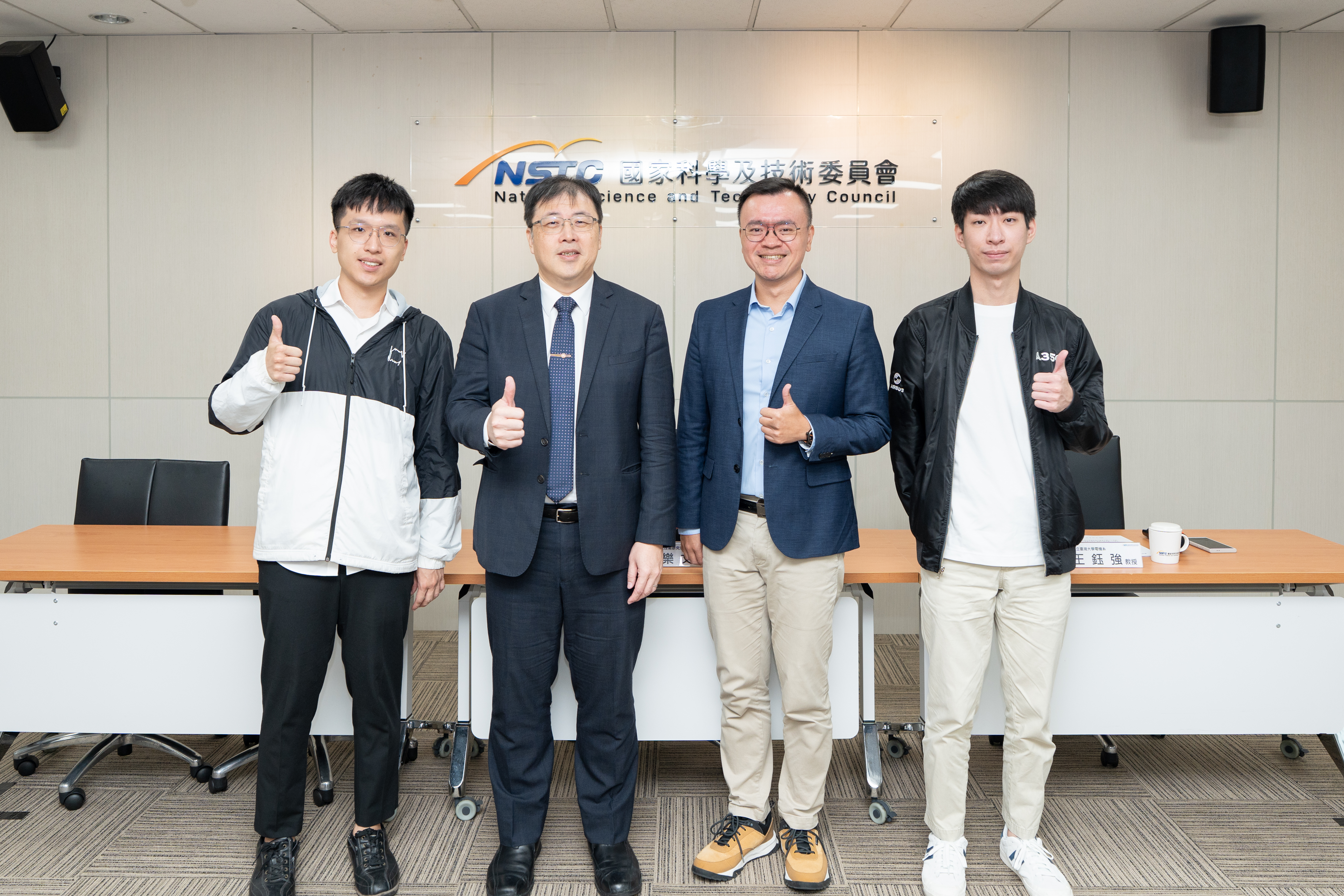 在國科會補助支持下，國立臺灣大學電機系王鈺強教授團隊推出面向生成式模型的「概念抹除」技術-Receler。Receler可在不重新訓練整個生成式模型的前提下，精準切斷模型對特定高風險概念的聯想與表現能力（如血腥暴力、深偽換臉、特定藝術家或品牌風格）。  左2為國科會工程處洪樂文處長、左3為國立臺灣大學電機系王鈺強教授