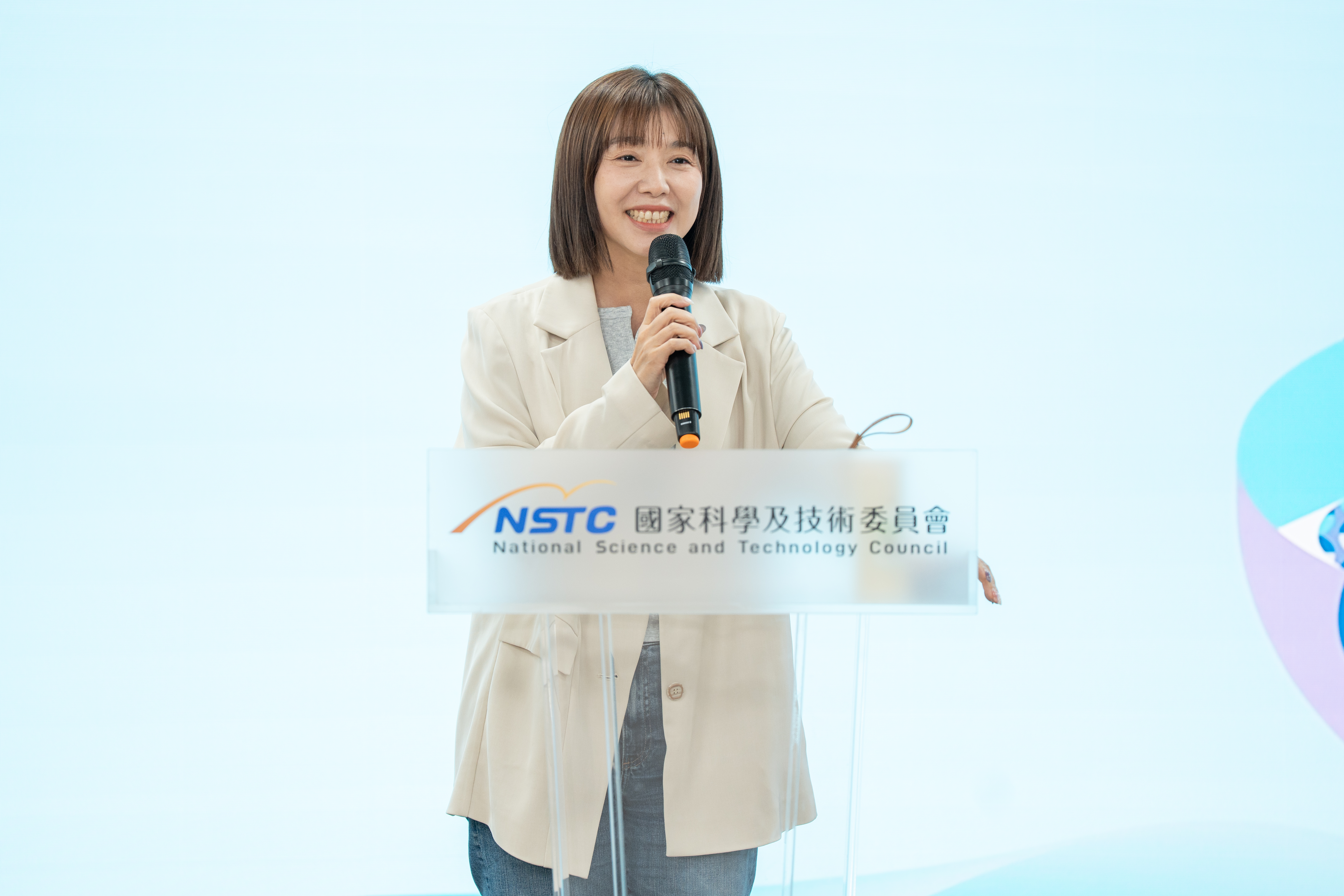 立法委員張雅琳致詞，勉勵台灣的公民社會力量是不可忽視的一股力量，許多公民社會力量可以影響政府的制度建立與創新；同時也分享出門「環保杯」不離身，是減塑淨零的實踐者。