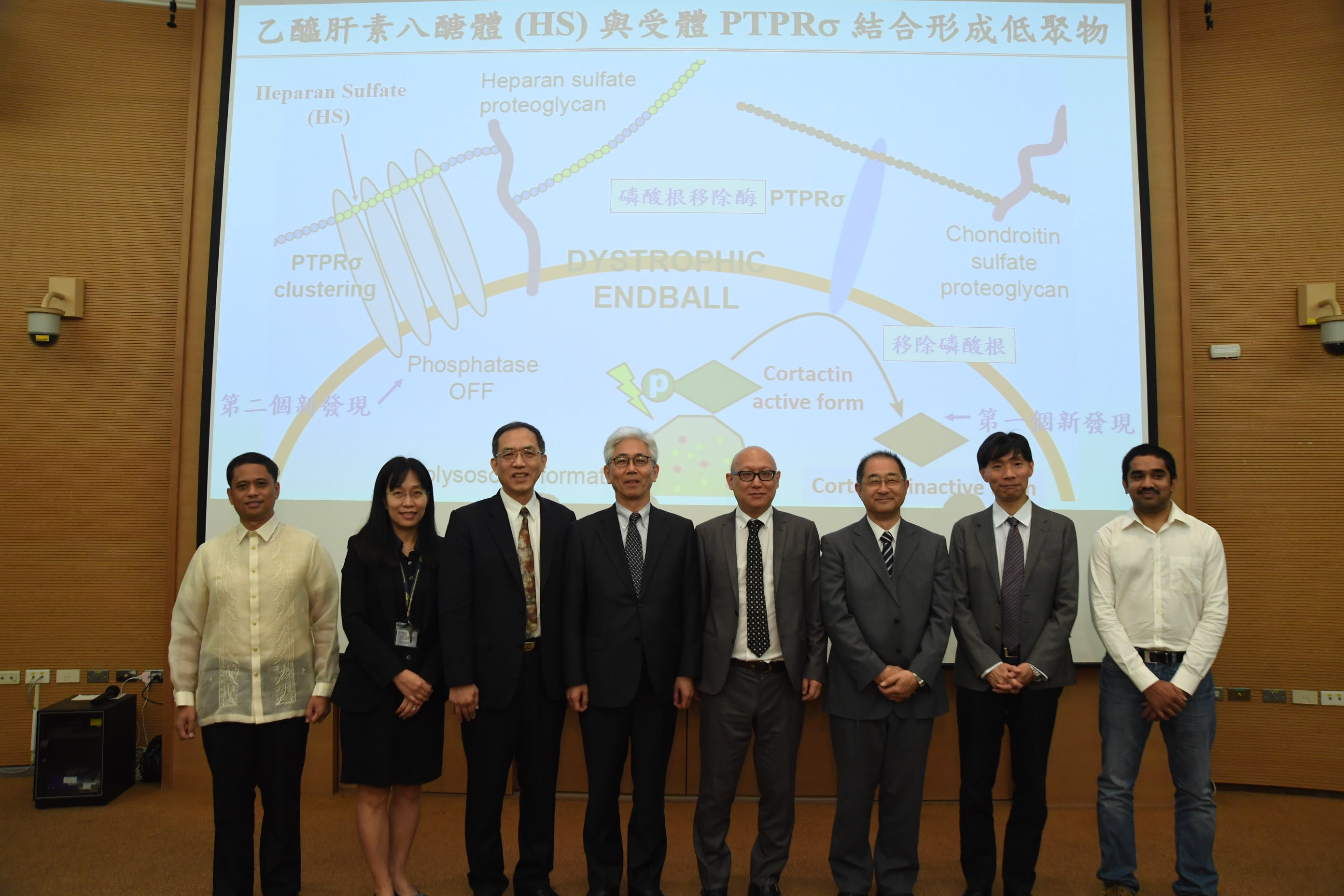 照片為科技部自然司郭箐副司長(左2)、中研院基因體中心洪上程主任(左3)、名古屋大學醫學院門松健治院長(左4)、名古屋大學醫學院坂元一真副教授(左5)、鳥取大學田村純一教授(左6)、神户藥科大學北川弘副校長(左7)於記者會現場合影