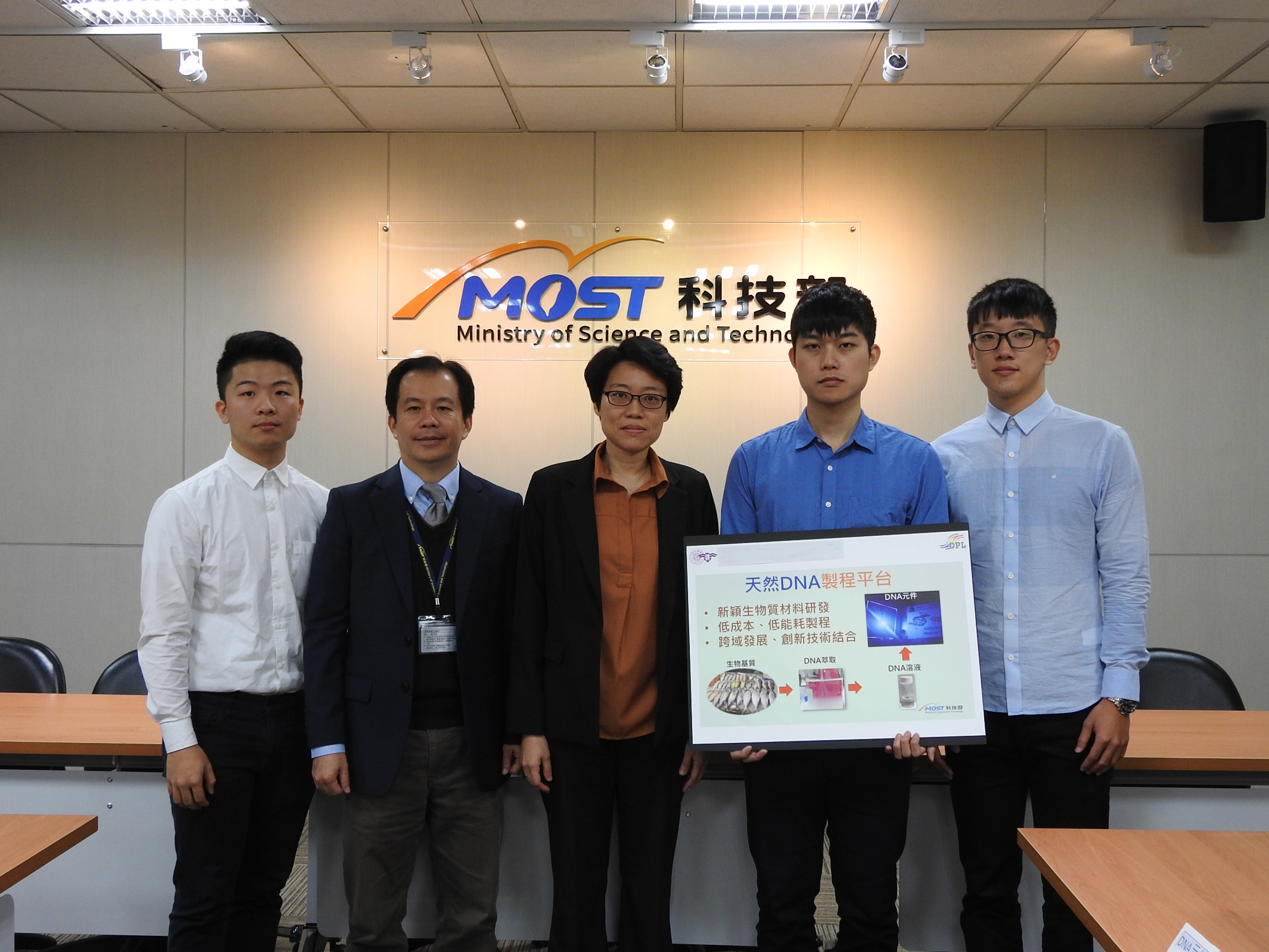 科技部工程司徐碩鴻司長(左2)與清華大學電機工程學系洪毓玨教授(左3)團隊合影