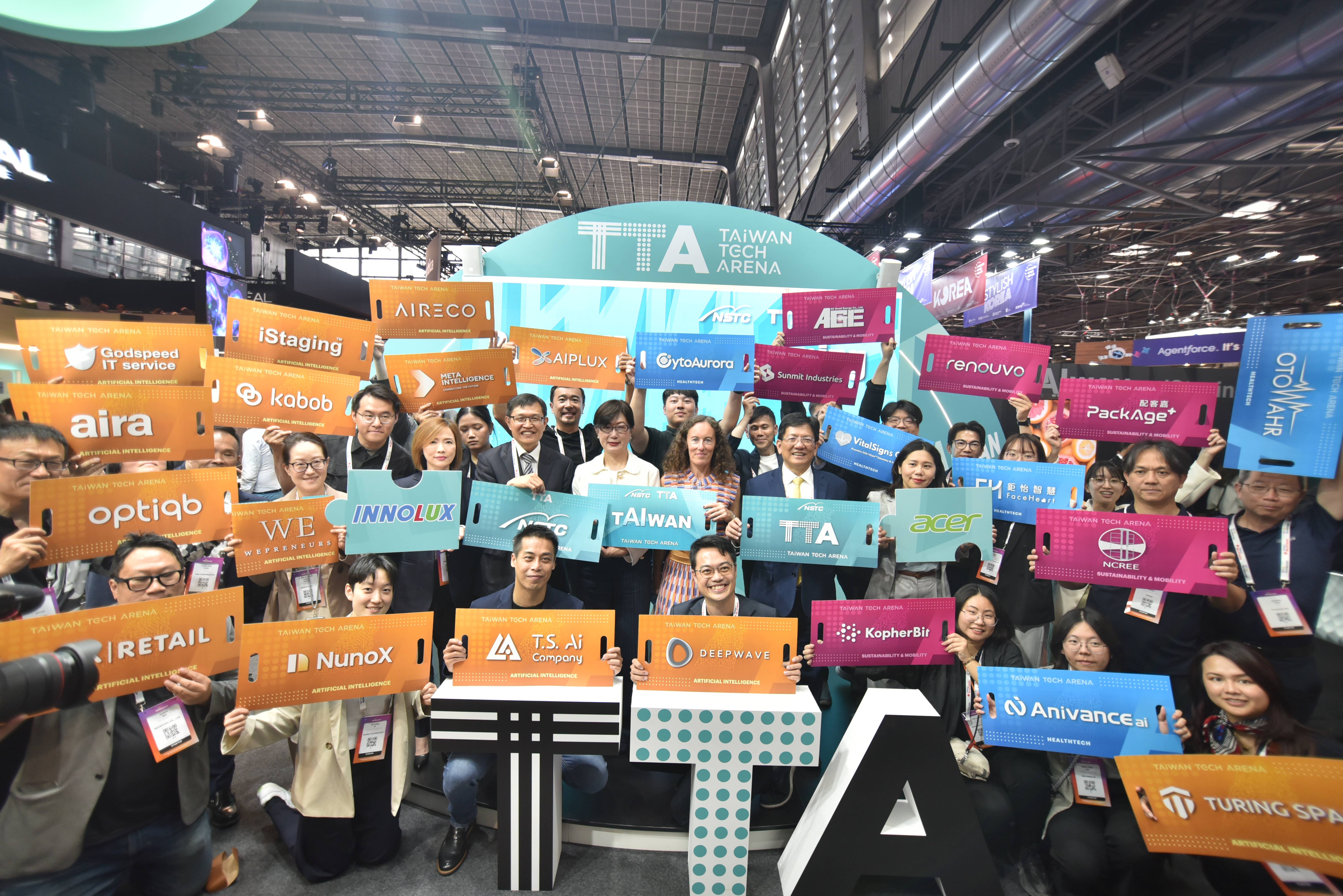國科會TTA率領29家新創，七度赴法參加VivaTech2025，展現佈局國際的企圖心，圖為現場大合影。