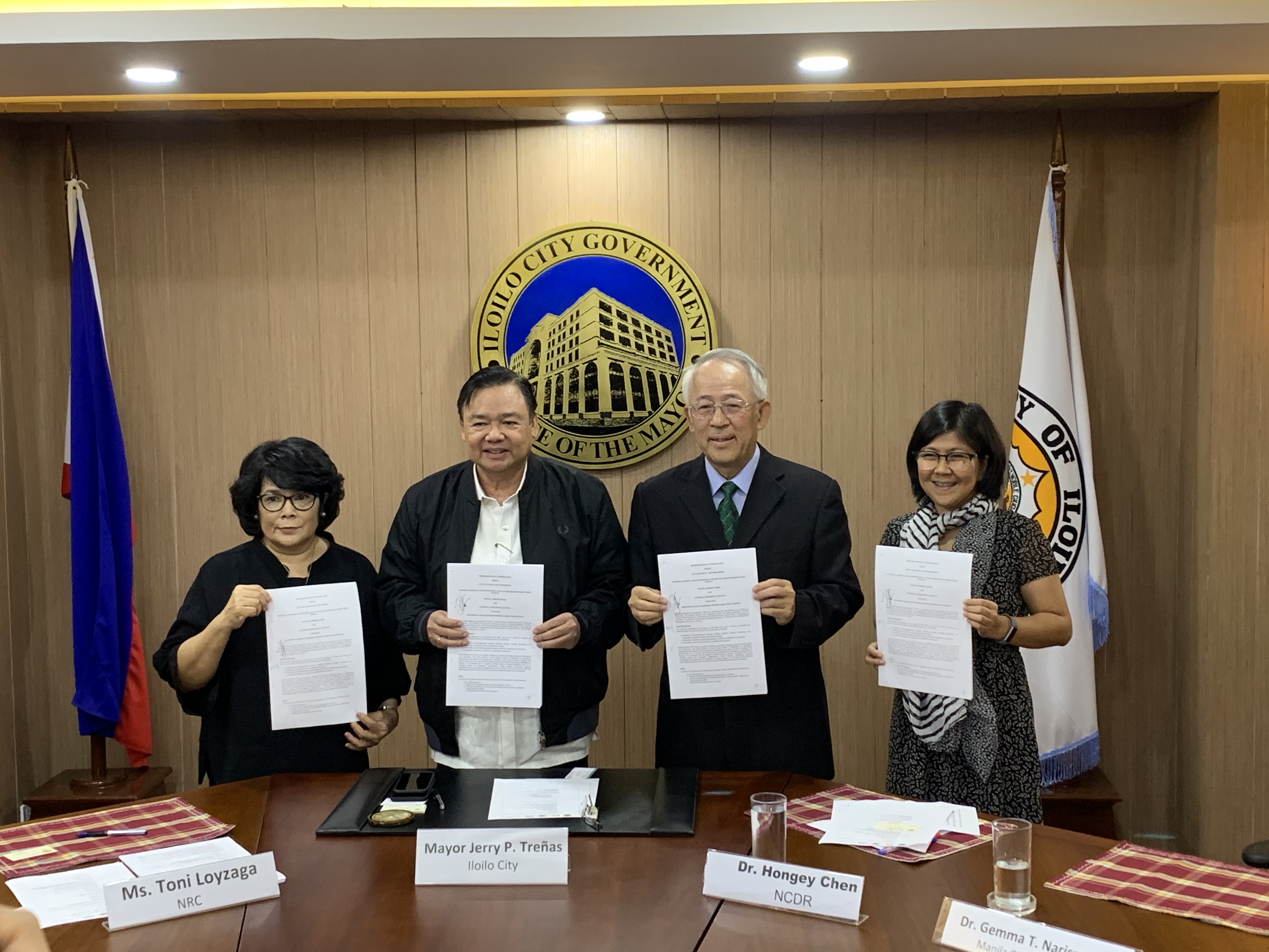 由左至右，菲律賓國家防災韌性委員會Antonia Yulo Loyzaga主席、菲律賓怡朗市Jerry Treñas市長、科技部國家災害防救科技中心陳宏宇主任及馬尼拉天文台Gemma T. Narisma執行長，共同簽署防災合作協議