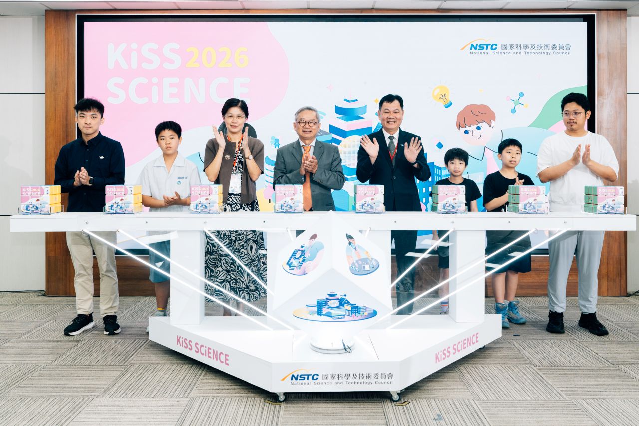 國科會今（14）日舉行「2026 Kiss Science」啟動典禮，匯集產官學研各界能量，解鎖全臺超過百個科研場域，邀請大家一起感受探索科學的樂趣。 (左3起)國科會科國處處長楊琇雅、國科會主委吳誠文、中央氣象署署長呂國臣
