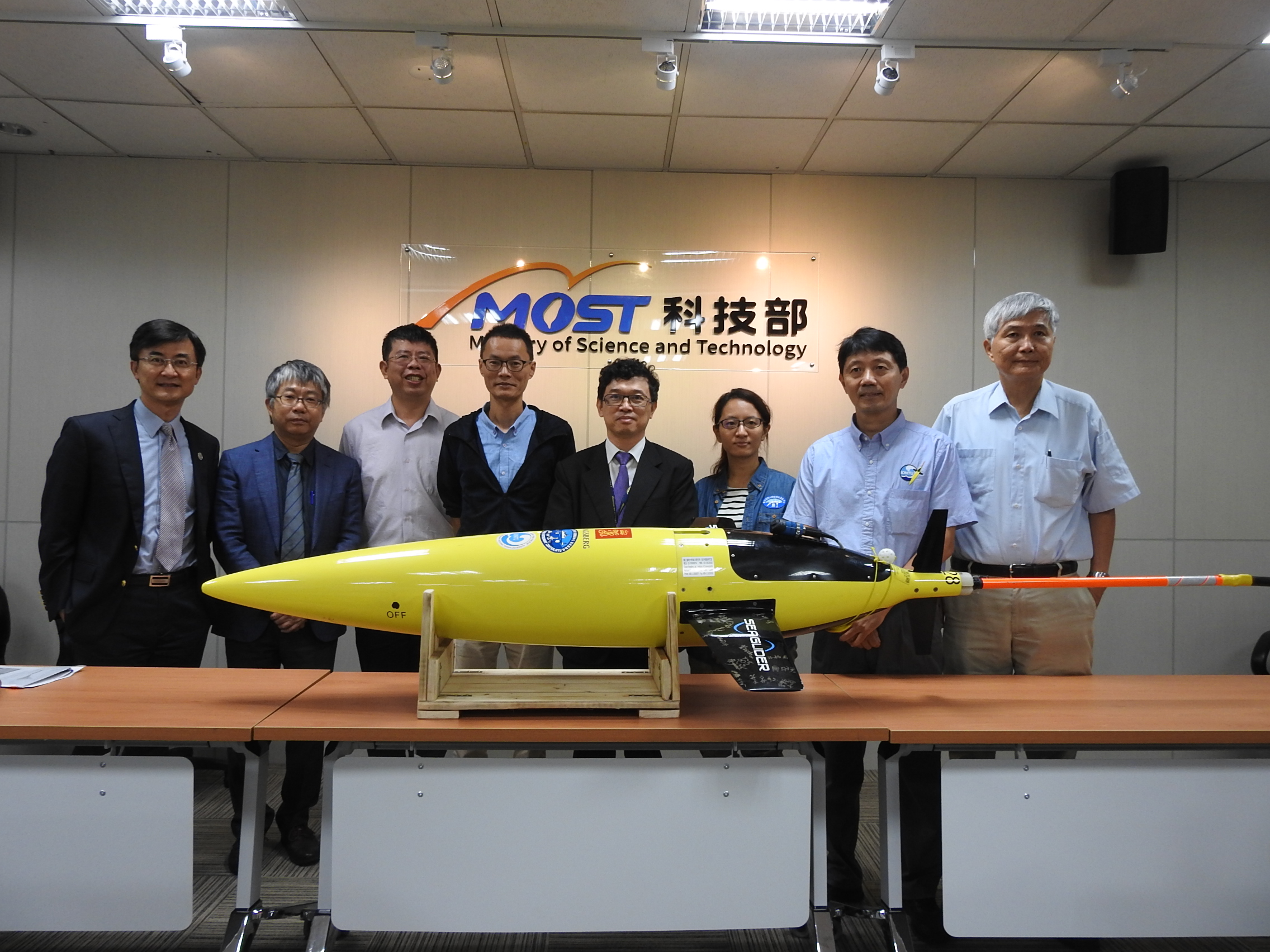 合影左起為臺大理學院院長吳俊傑、科技部自然司司長林敏聰、臺大海洋研究所楊穎堅副教授、臺大海洋研究所張明輝副教授、科技部謝達斌次長、臺大海洋研究所楊凱絜博士、臺大海洋研究所所長詹森、海洋學門召集人蔣國平教授