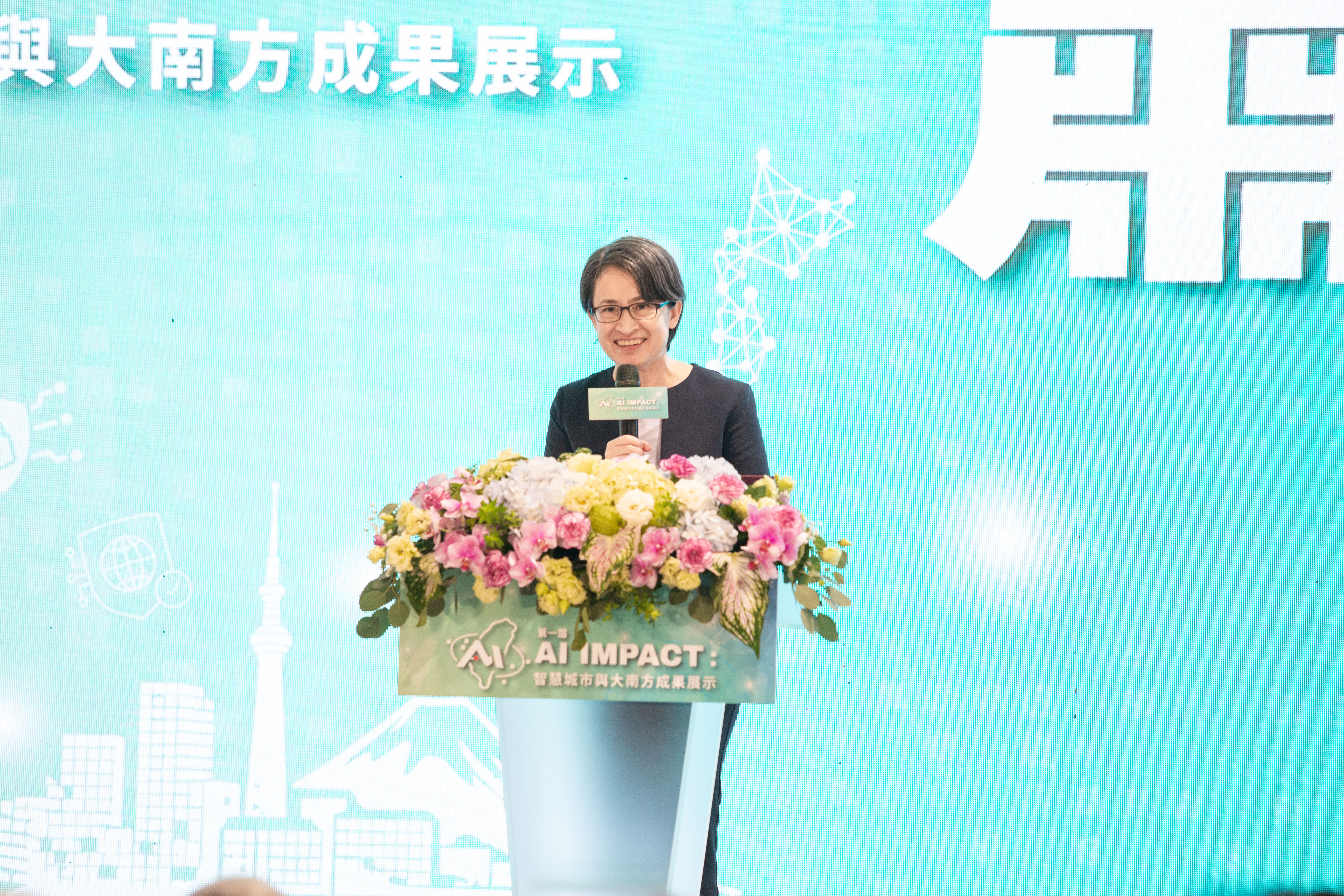 副總統致詞 副總統蕭美琴致詞時強調，政府積極推動「均衡臺灣」政策，希望在臺灣轉型升級的過程當中，每一個城市都能夠找到屬於自己的戰略位置。