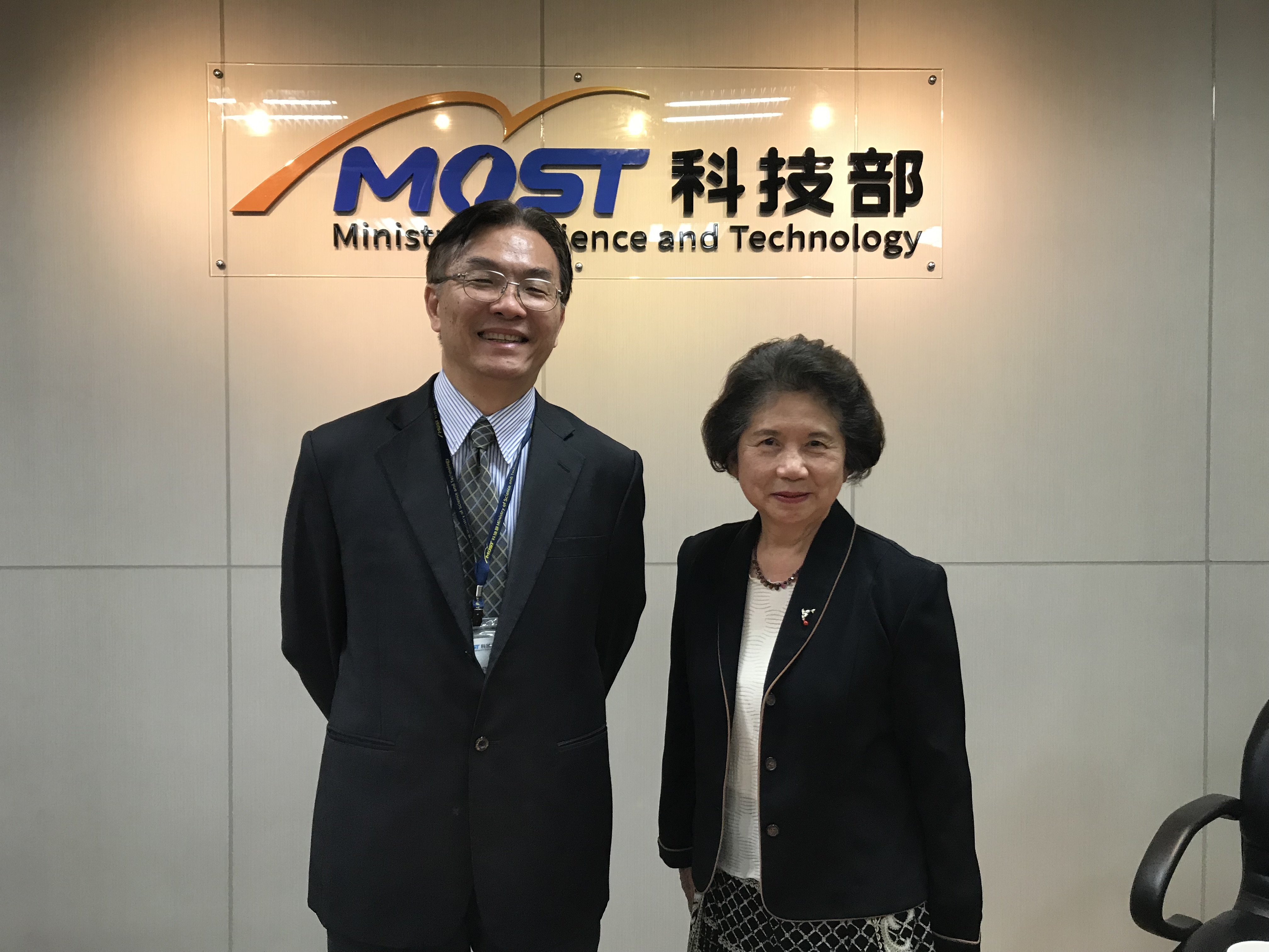 科技部生科司莊偉哲司長(左)與陳鈴津教授