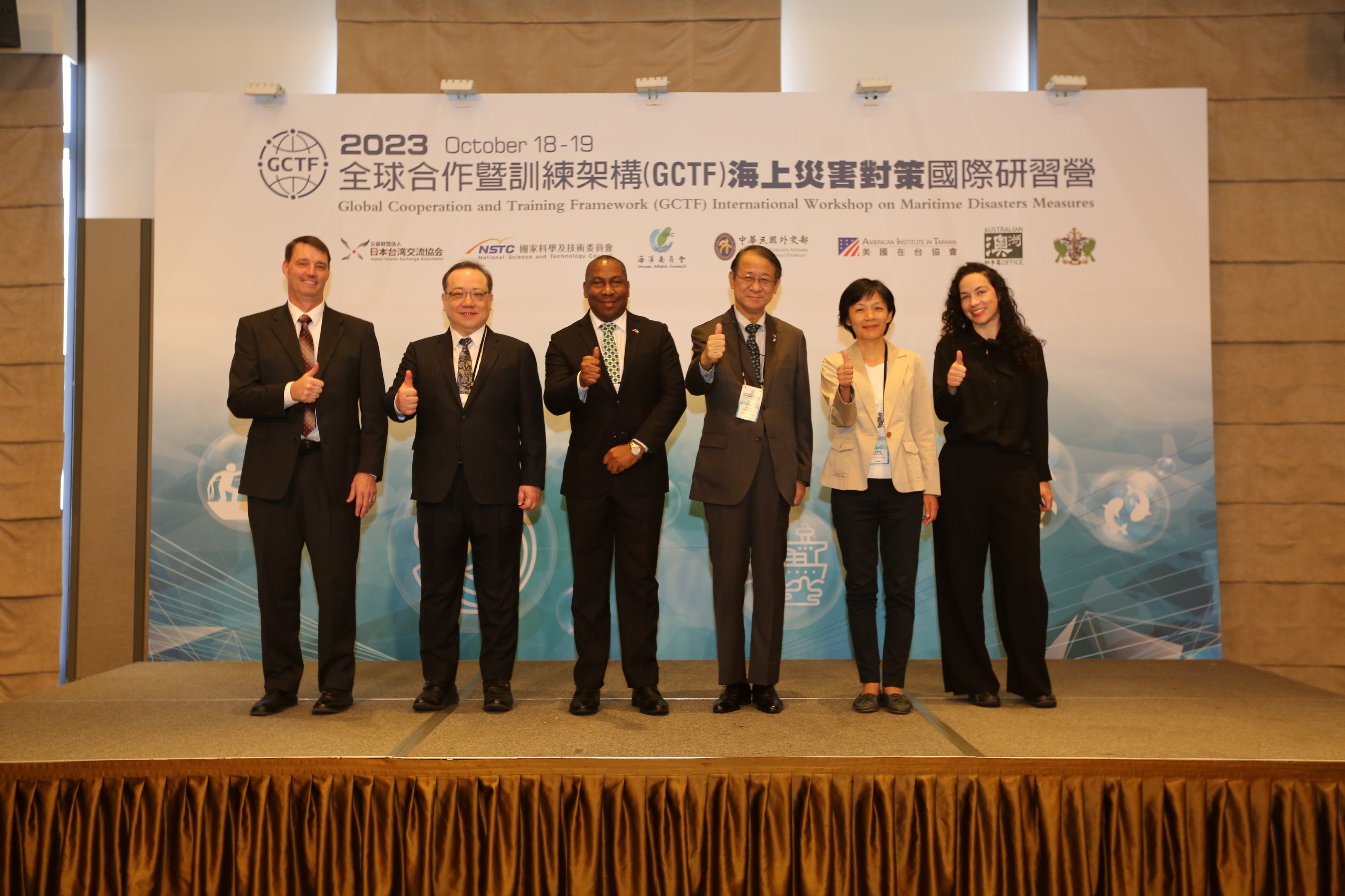 2023年全球合作暨訓練架構（GCTF）海上災害對策國際研習營開幕典禮合影，由右至左，澳洲辦事處經濟暨政策處副處長宋洛若(Laura Salt)、國科會前瞻處副處長蔡妙慈、日本台灣交流協會台北事務所代表泉裕泰、聖露西亞駐台大使路易斯、外交部北美司副司長馬博元、美國在台協會聯絡事務組副組長暨海巡事務官Christopher Chase