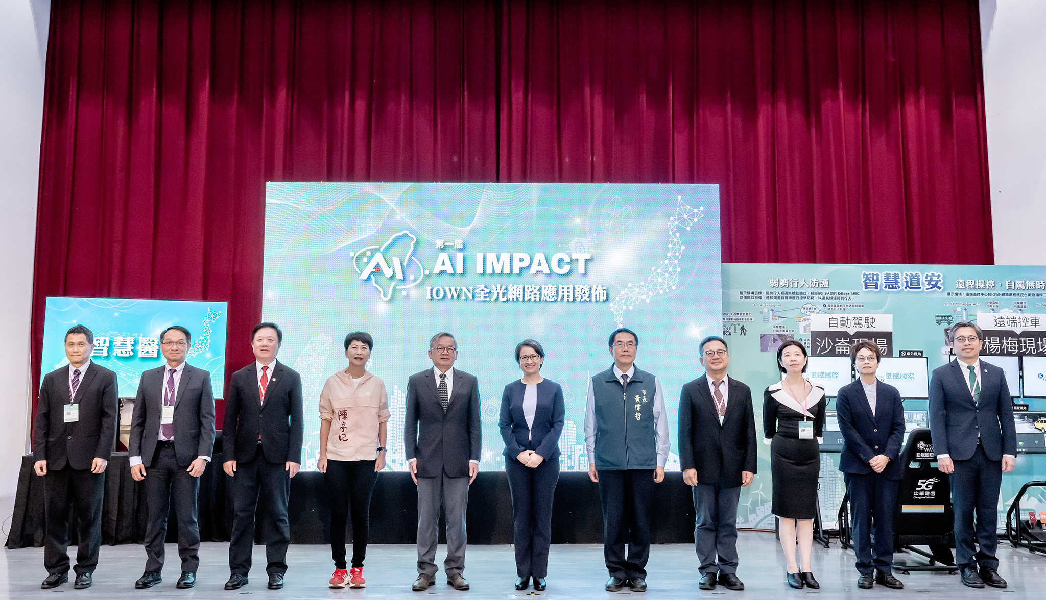 全光網路應用展示大合影 28日「主權AI-臺日全光網路智慧城市應用發佈會」中展示了全光網路在算力協作、算力備援韌性、智慧醫療、遠程操控等無時差的優勢。 左起： 鈺登科技總經理劉明壽、台灣恩悌悌系統執行長廖宇、中華電信董事長簡志誠、立法委員陳亭妃、國科會主委吳誠文、副總統蕭美琴、臺南市長黃偉哲、國發會副主委詹方冠、數發部政務次長楊佳玲、臺南市副市長 趙卿惠、國研院院長蔡宏營。
