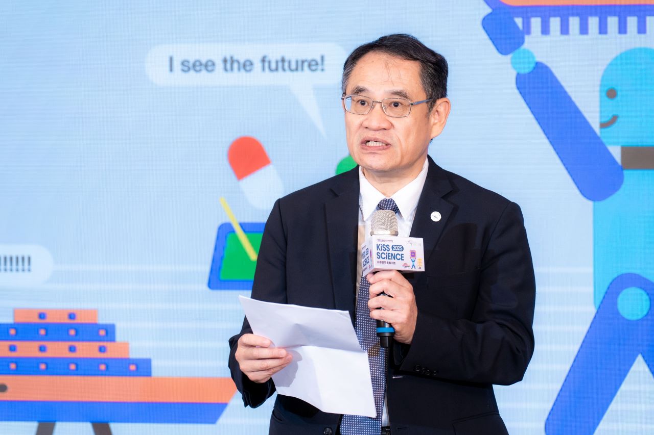國科會副主委林法正致詞指出，今年Kiss Science匯集全臺超過100個科研場域，新增32個參與單位，涵蓋生醫、能源、AI、永續、量子與環境科學等領域。國科會期望藉由場域開放，讓民眾走進實驗室，親眼見證科學家工作的日常，並感受臺灣科研創新的多元能量。