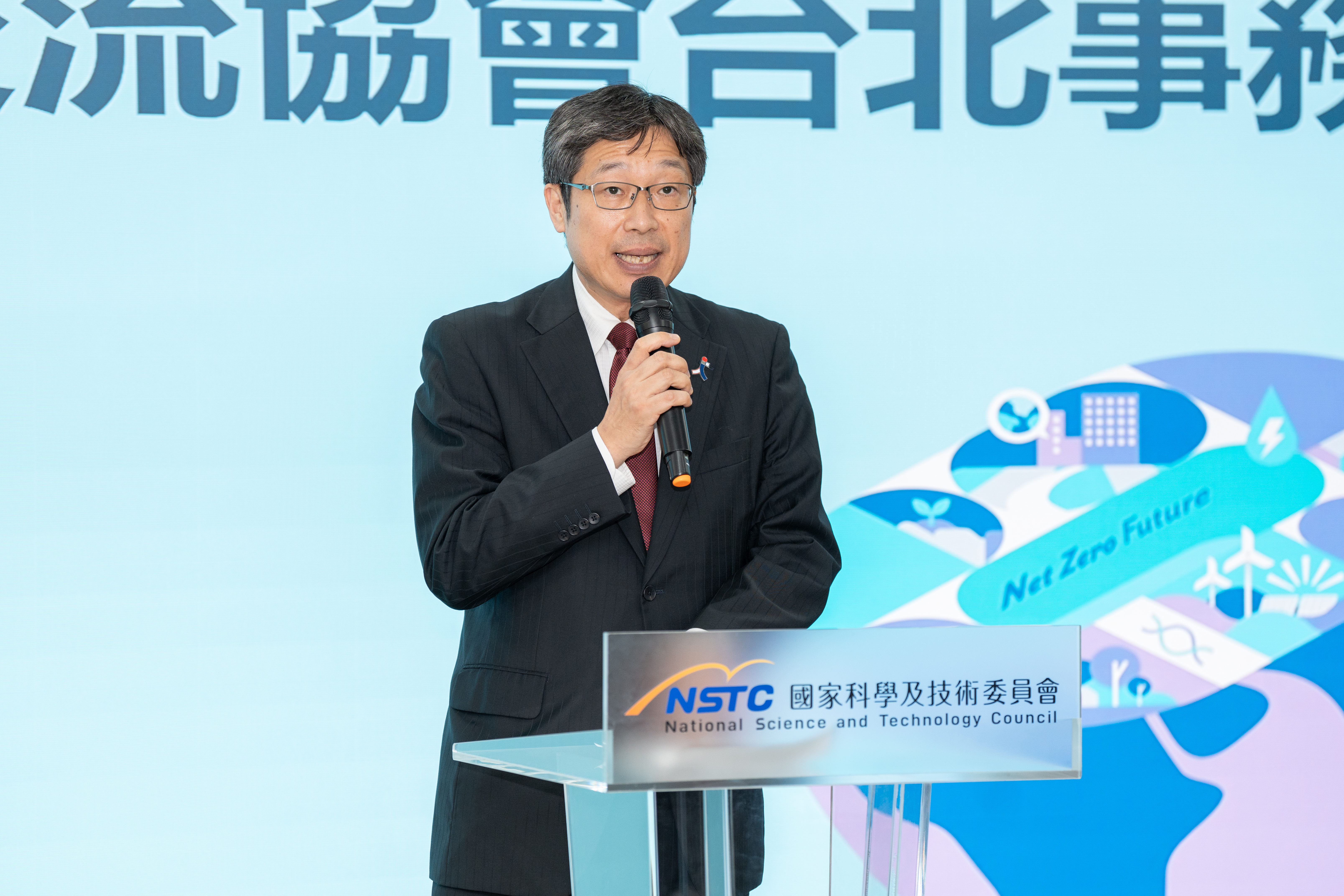 日本台灣交流協會台北事務所副代表川合現肯定台灣與日本在淨零轉型、社會創新及地方治理的合作基礎。副代表也分享他循環利用台北的「兩用垃圾袋」，稱讚該袋所具備的循環、耐用與牢固。